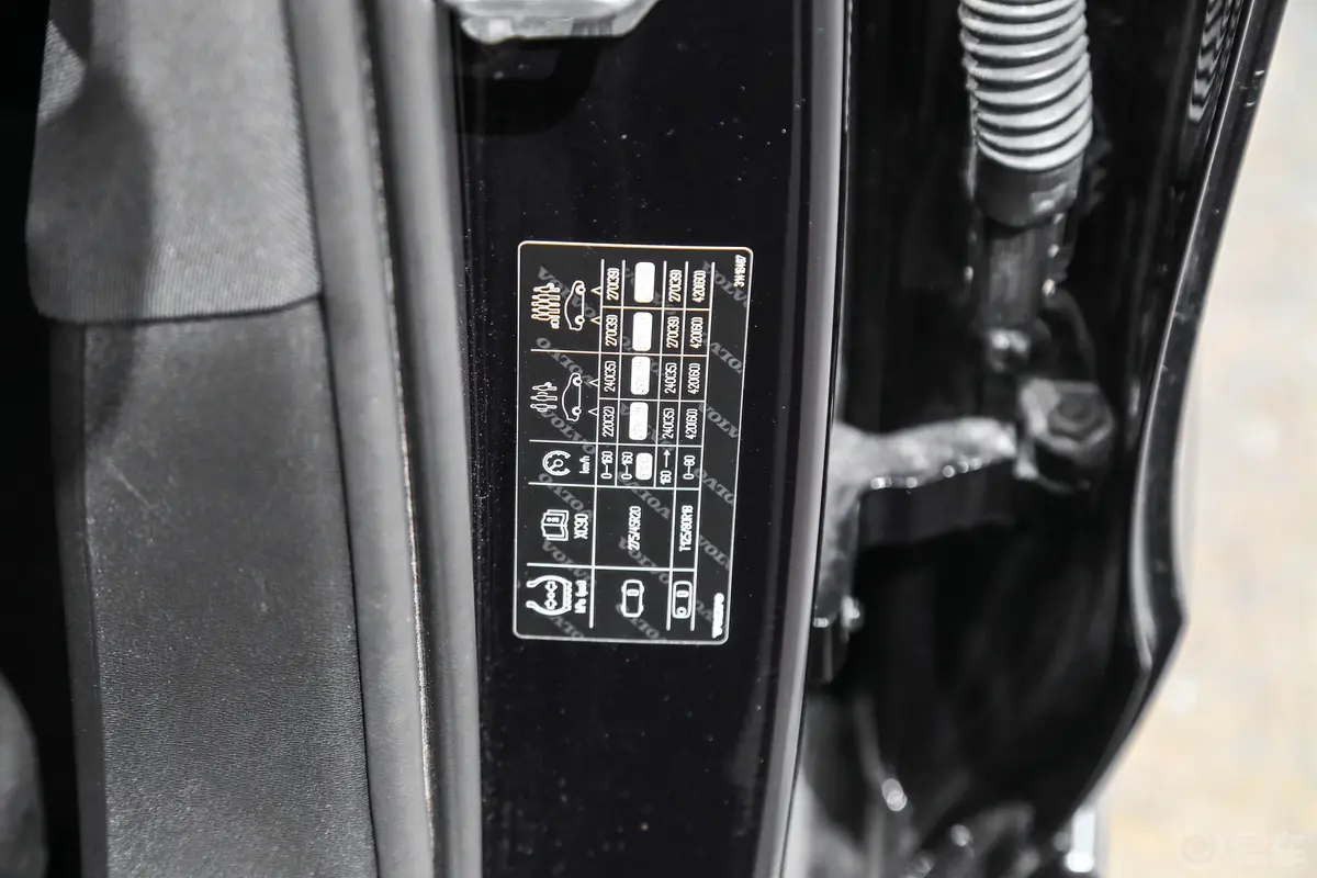 沃尔沃XC90T6 智雅版 7座 国Ⅵ胎压信息铭牌