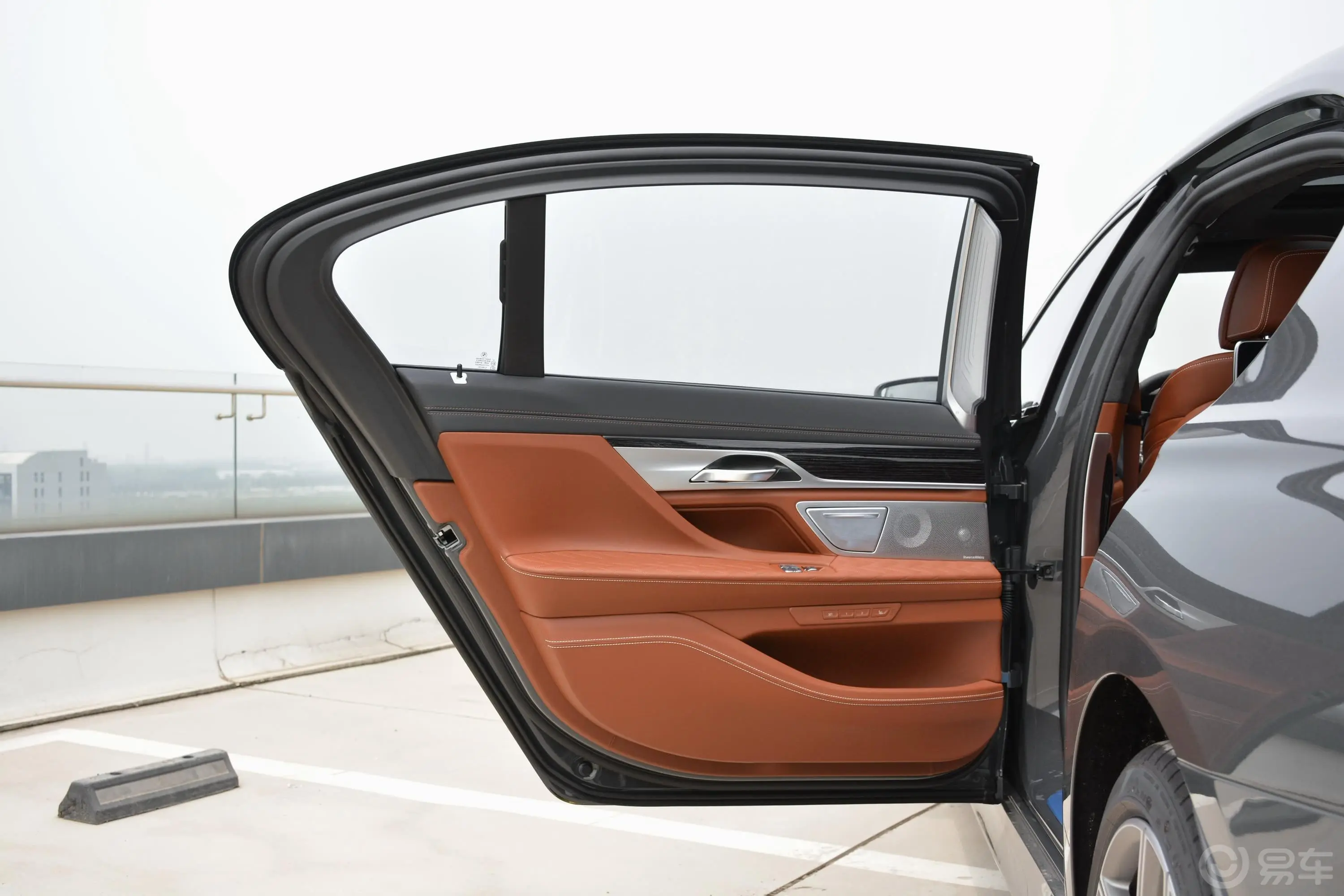 宝马7系M760Li xDrive V12 运动套装驾驶员侧后车门