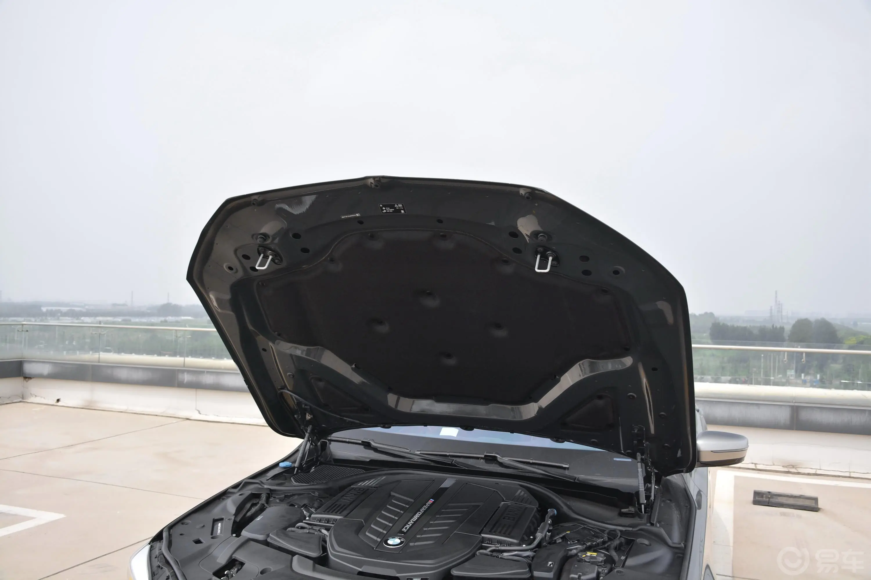 宝马7系M760Li xDrive V12 运动套装发动机舱盖内侧