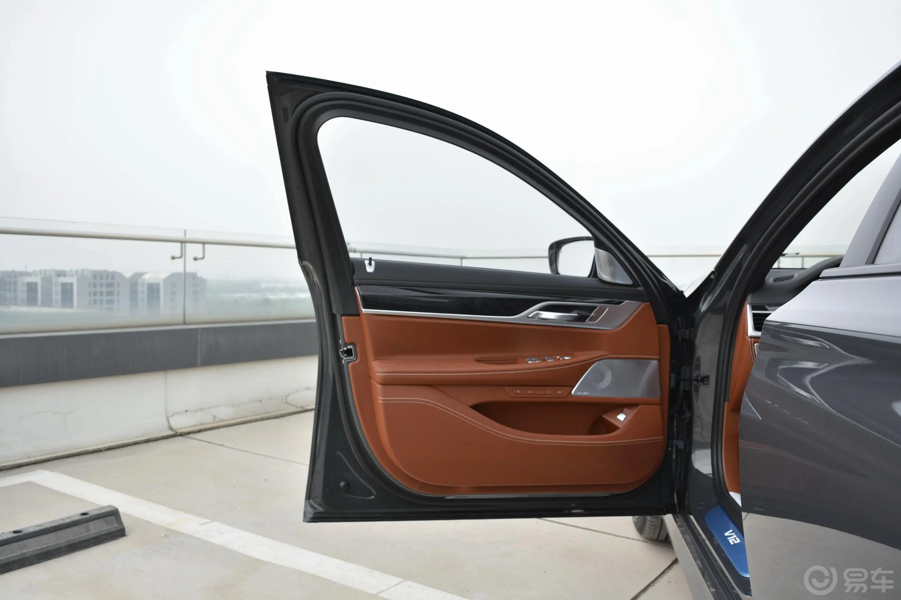 宝马7系M760Li xDrive V12 运动套装驾驶员侧前车门