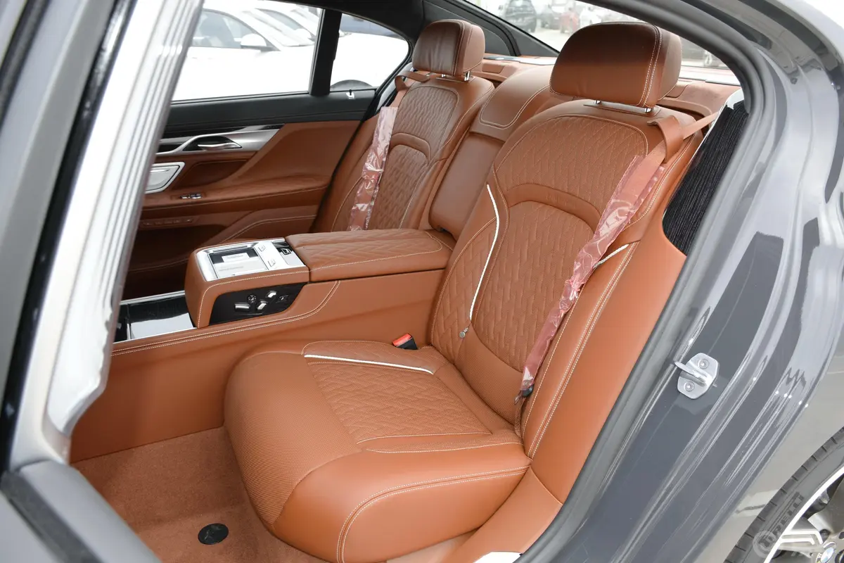宝马7系M760Li xDrive V12 运动套装后排座椅