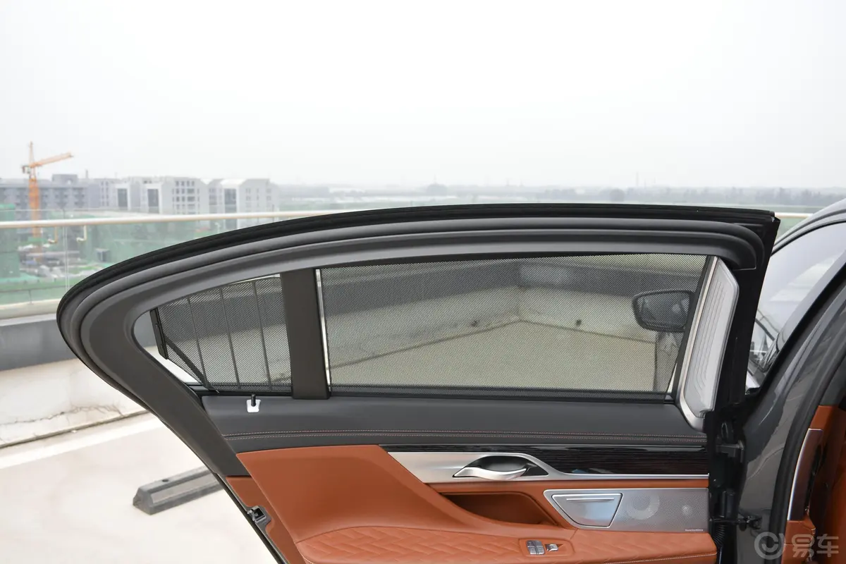 宝马7系M760Li xDrive V12 运动套装后风挡遮阳帘