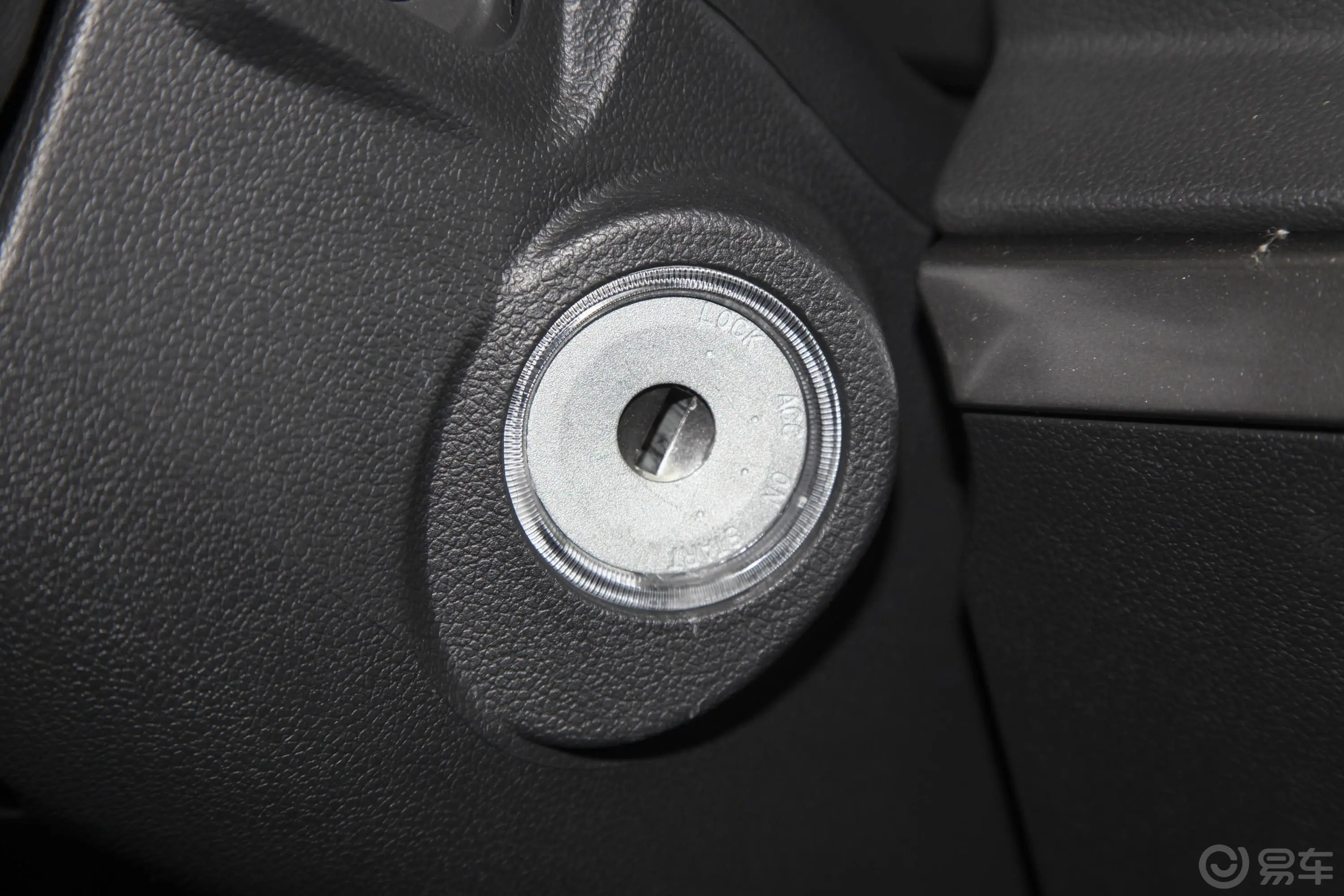 黄海·威龙2.5T 手动 四驱 运动版 柴油钥匙孔或一键启动按键