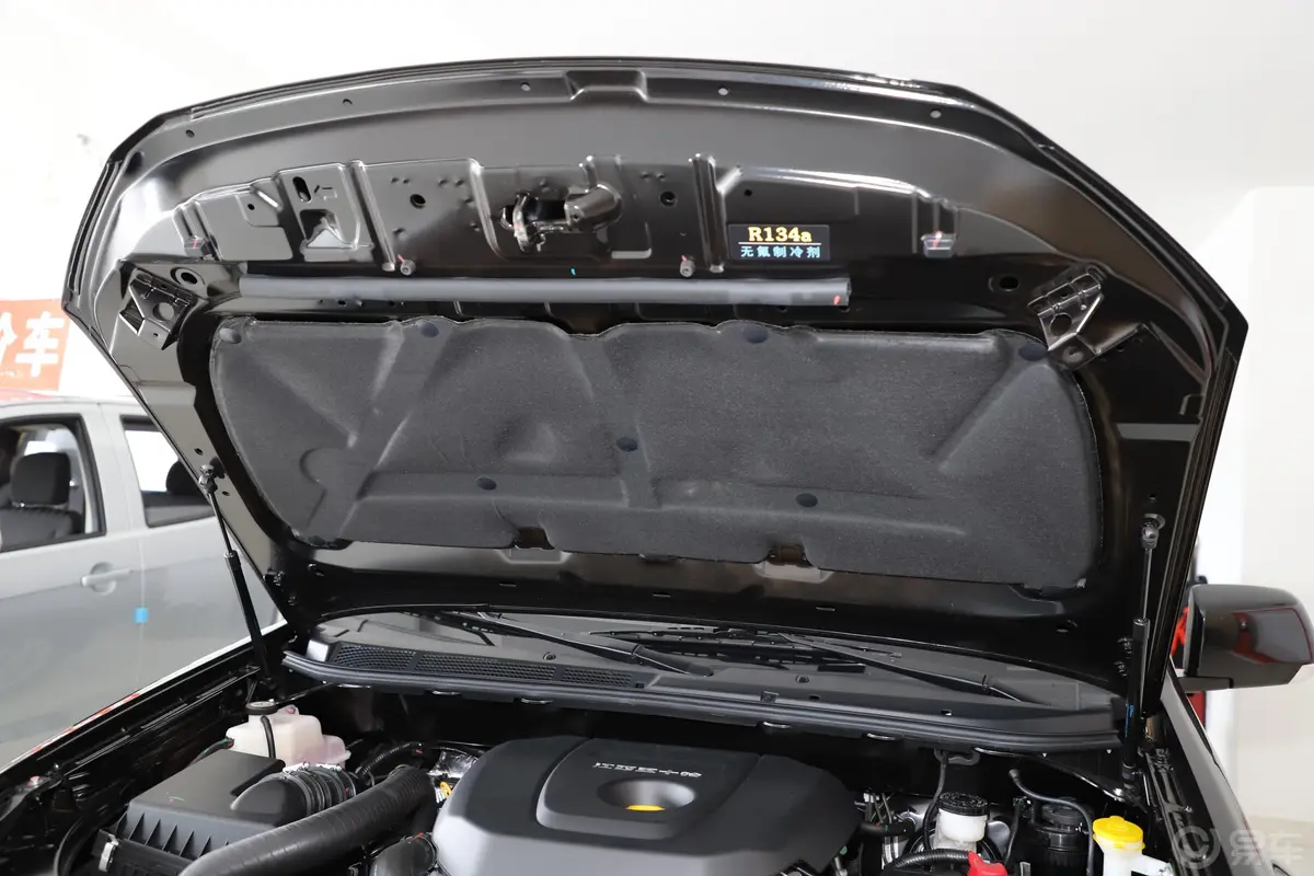 瑞迈S加长版 2.5T 手动 两驱 豪华款 柴油 国V发动机舱盖内侧