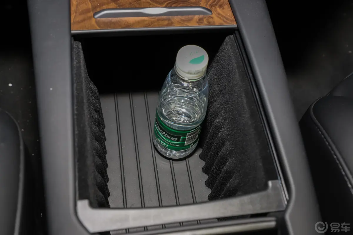 Model X标准续航版前排扶手箱储物格
