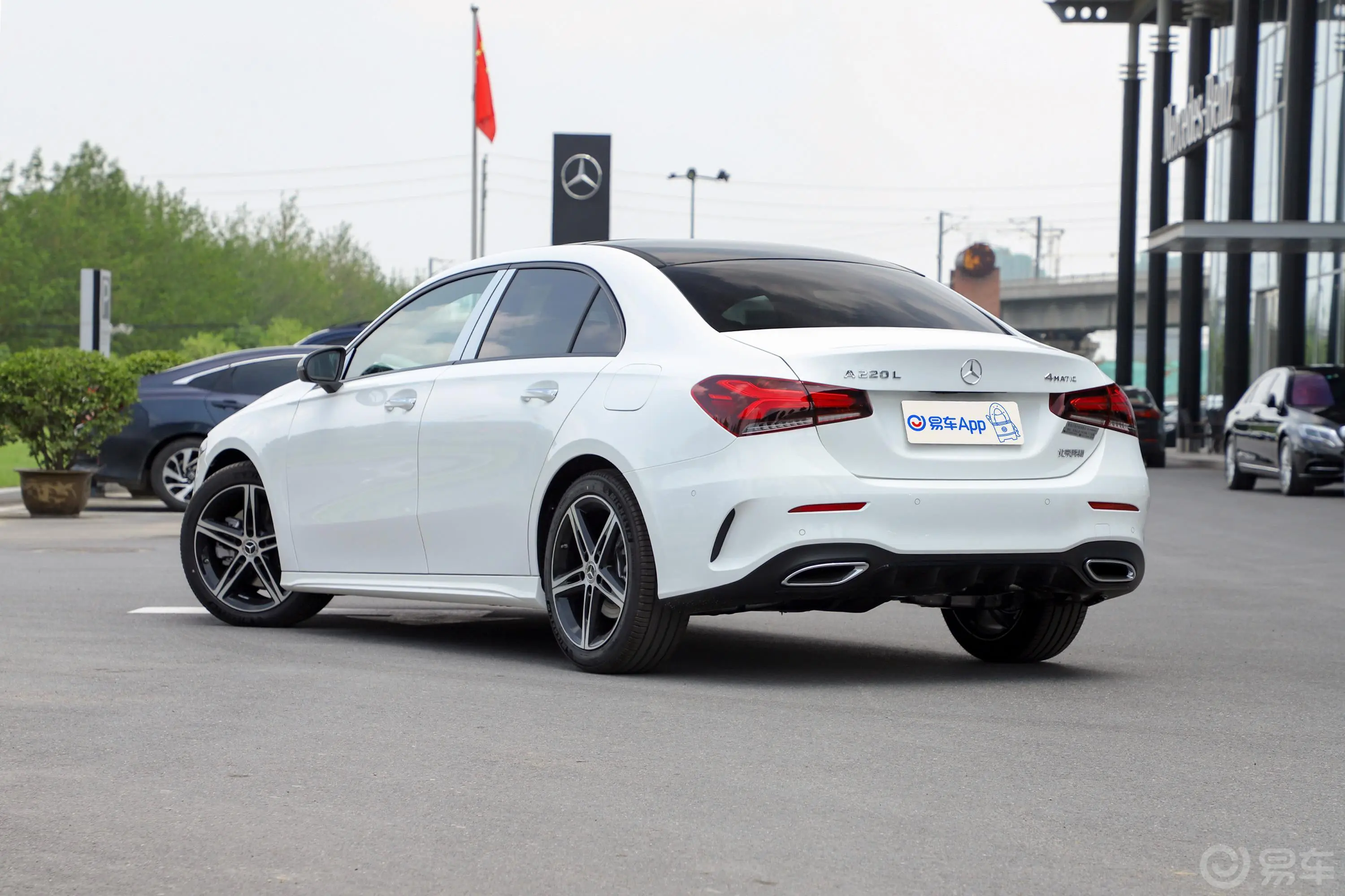 奔驰A级A 220 L 4MATIC 运动轿车侧后45度车头向左水平