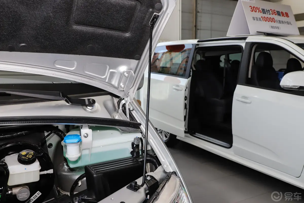 新途V80Plus VAN 2.0T AMT 短轴中顶 6座外观