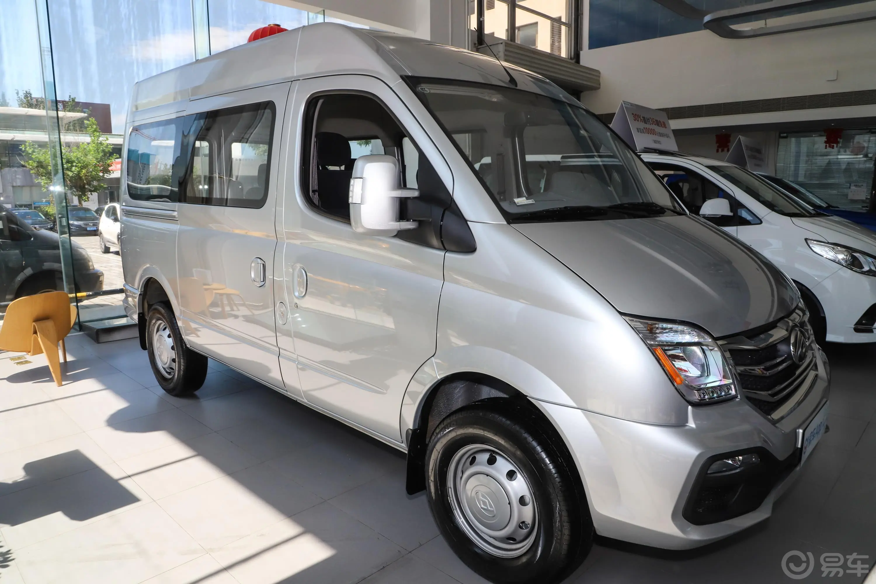 新途V80Plus VAN 2.0T AMT 短轴中顶 6座