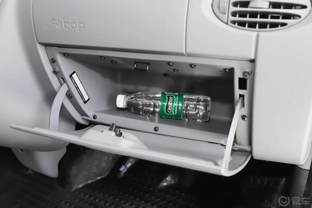 新途V80Plus VAN 2.0T AMT 短轴中顶 6座手套箱空间水瓶横置