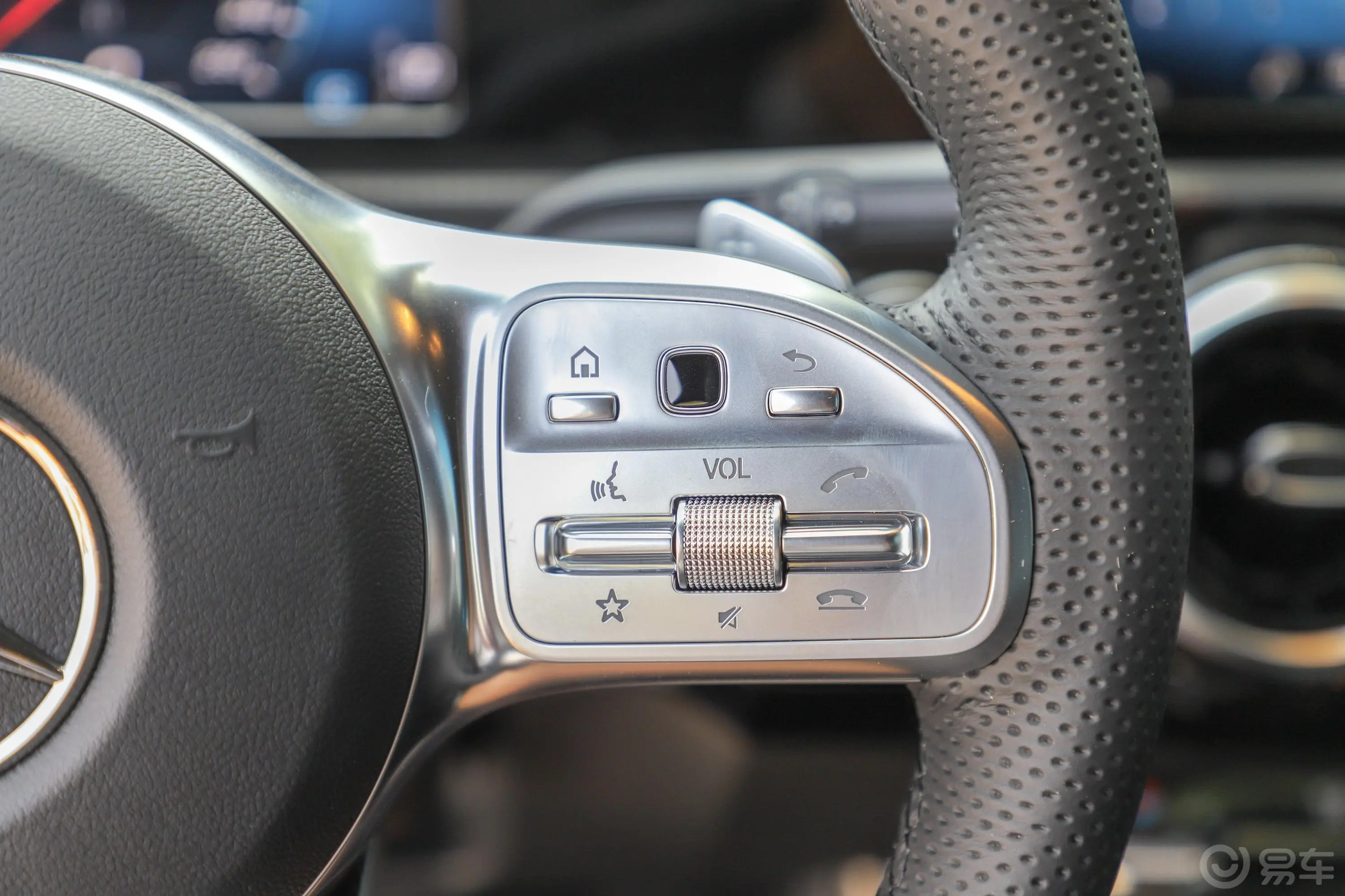 奔驰A级改款 A 180 L 运动轿车右侧方向盘功能按键