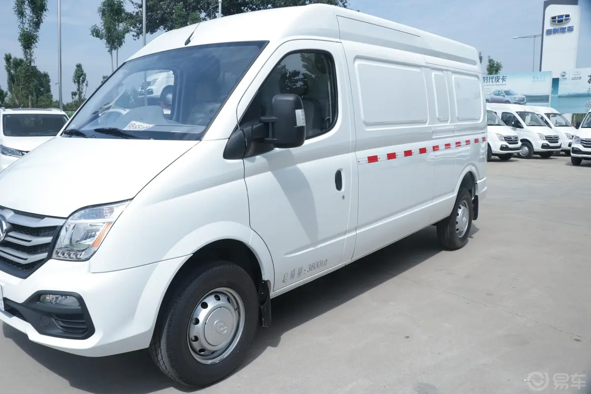 新途V80VAN 2.5T 手动 长轴中顶 2/3座外观