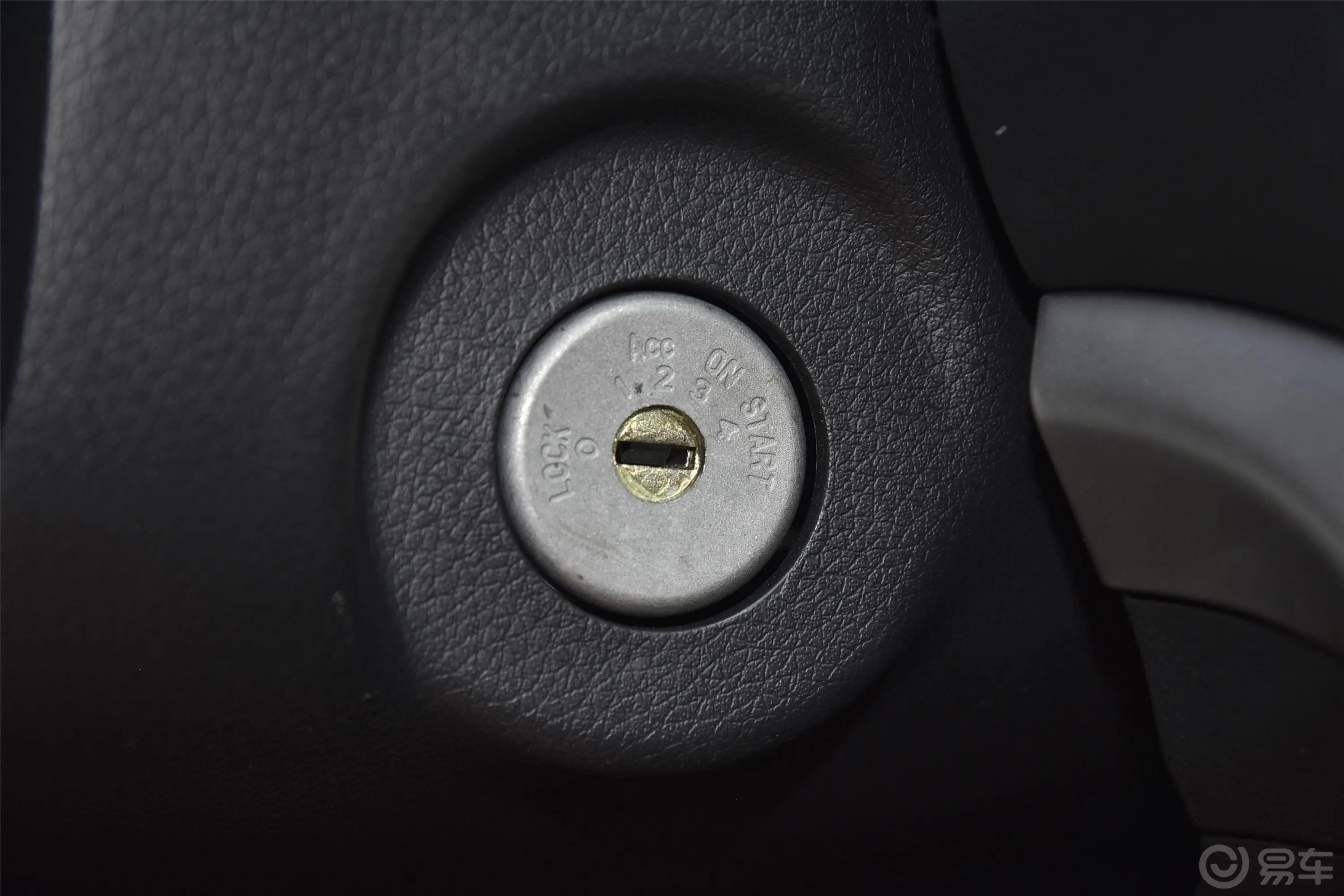 锐骐62.5T 手动 两驱 标准版 柴油 国V钥匙孔或一键启动按键