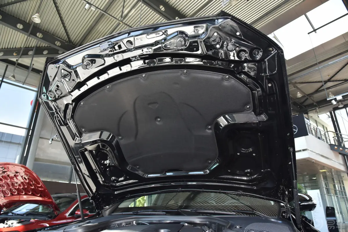 奔驰E级E 300 L 豪华版 运动轿车发动机舱盖内侧