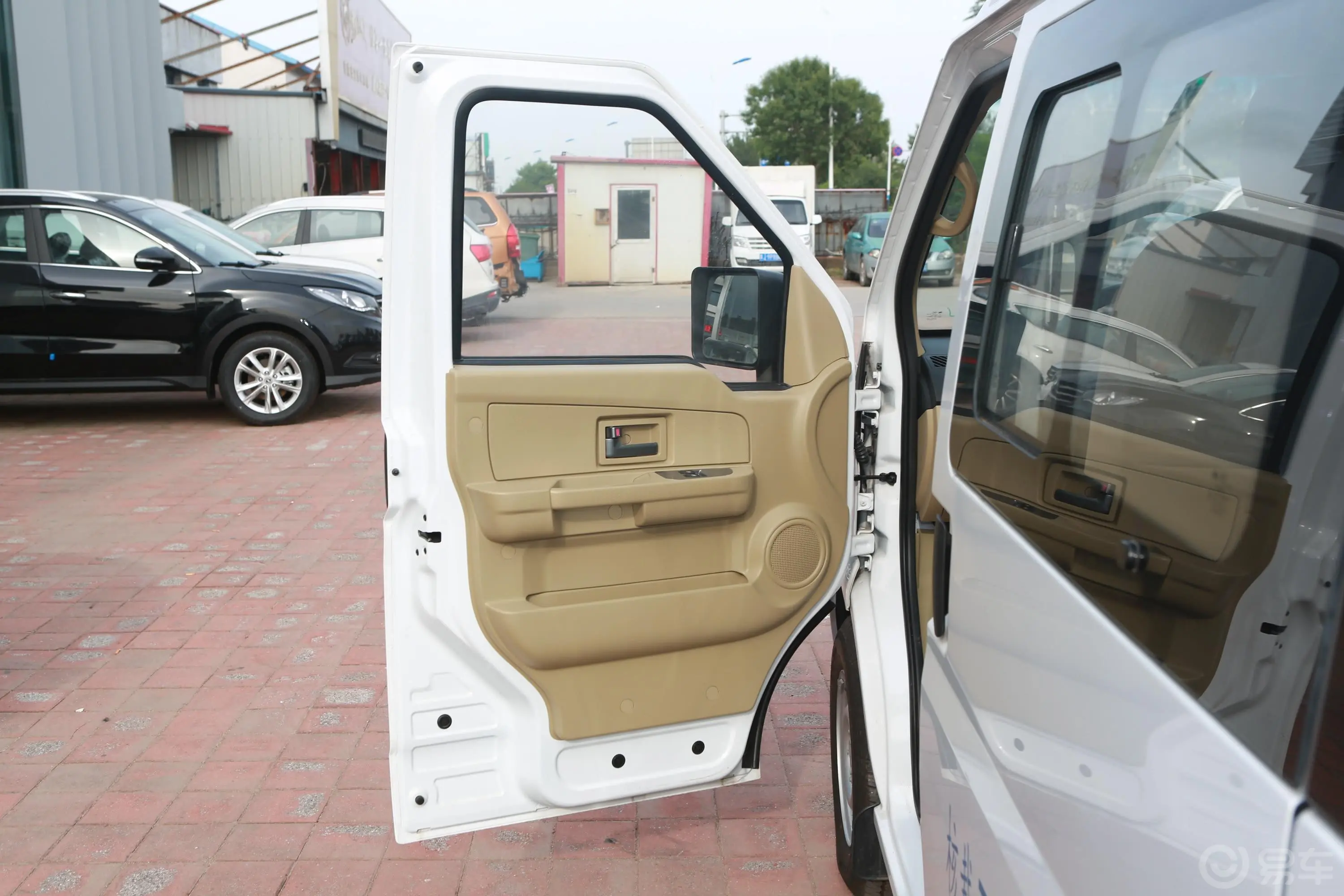 东风小康EC36标准型骆驼电池 41kWh驾驶员侧前车门