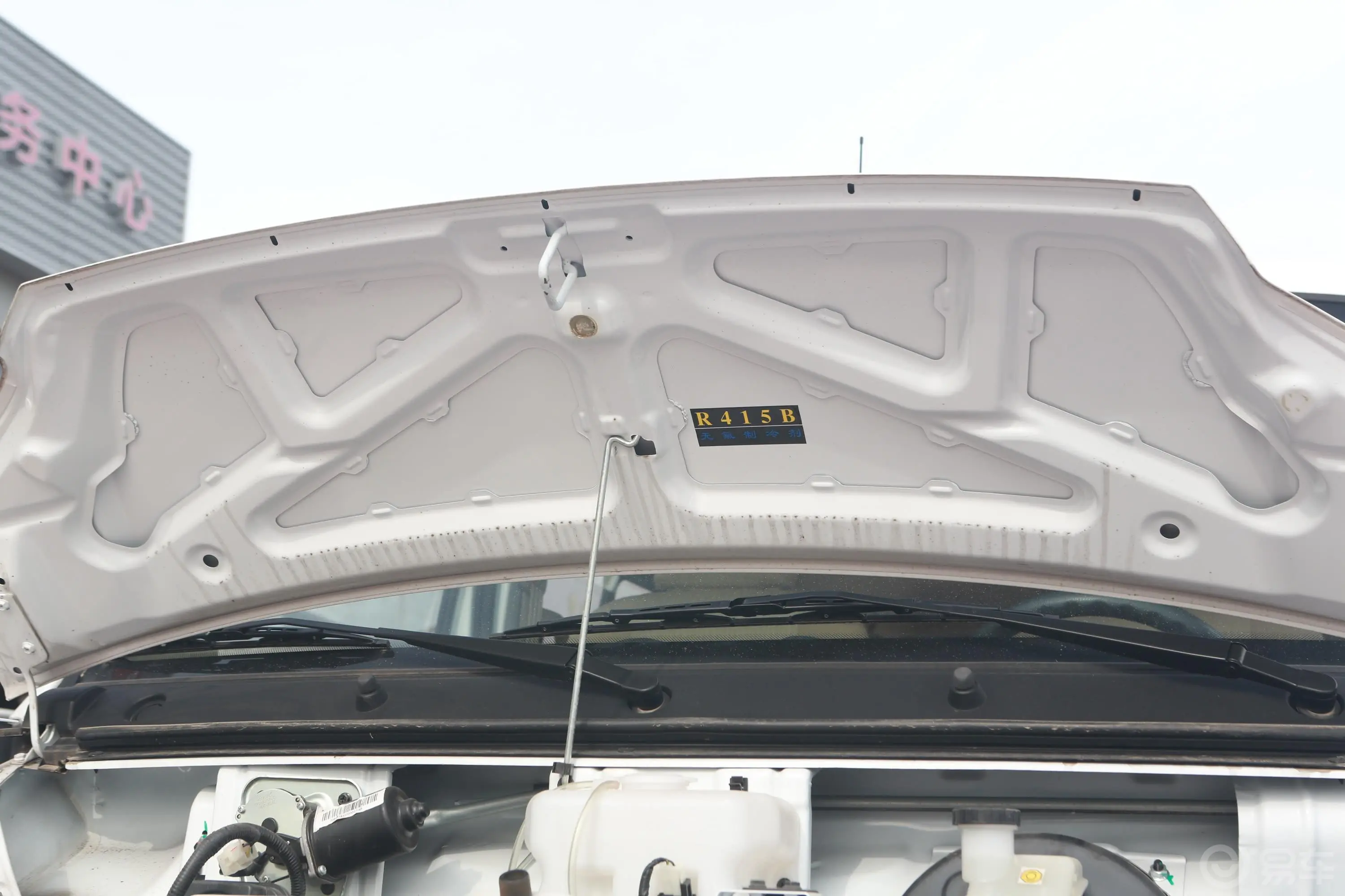 东风小康EC36标准型骆驼电池 41kWh发动机舱盖内侧
