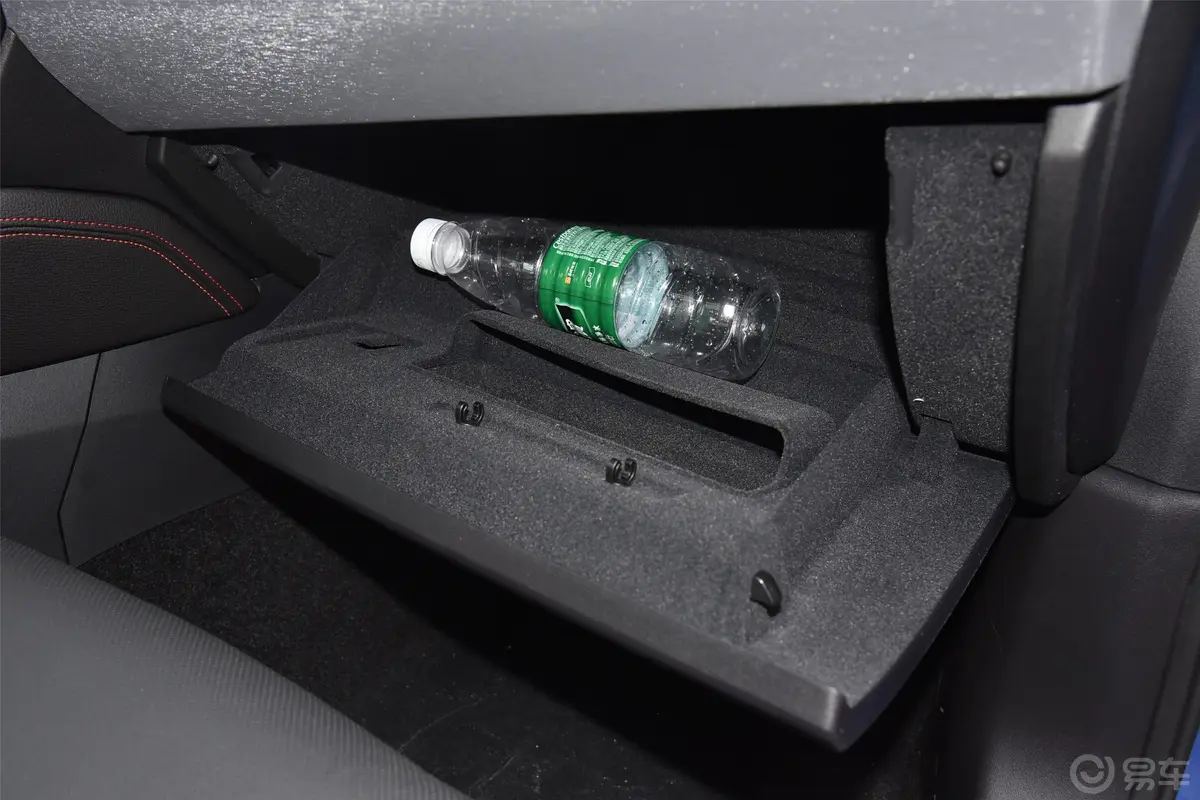 领克02高能版 2.0TD 手自一体 两驱 劲 国VI手套箱空间水瓶横置