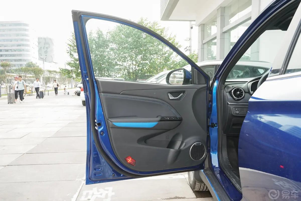 风光E3 电动版智豪型驾驶员侧前车门