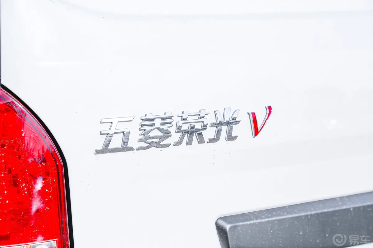 五菱荣光V1.5L 手动 实用型厢式运输车 国VI外观