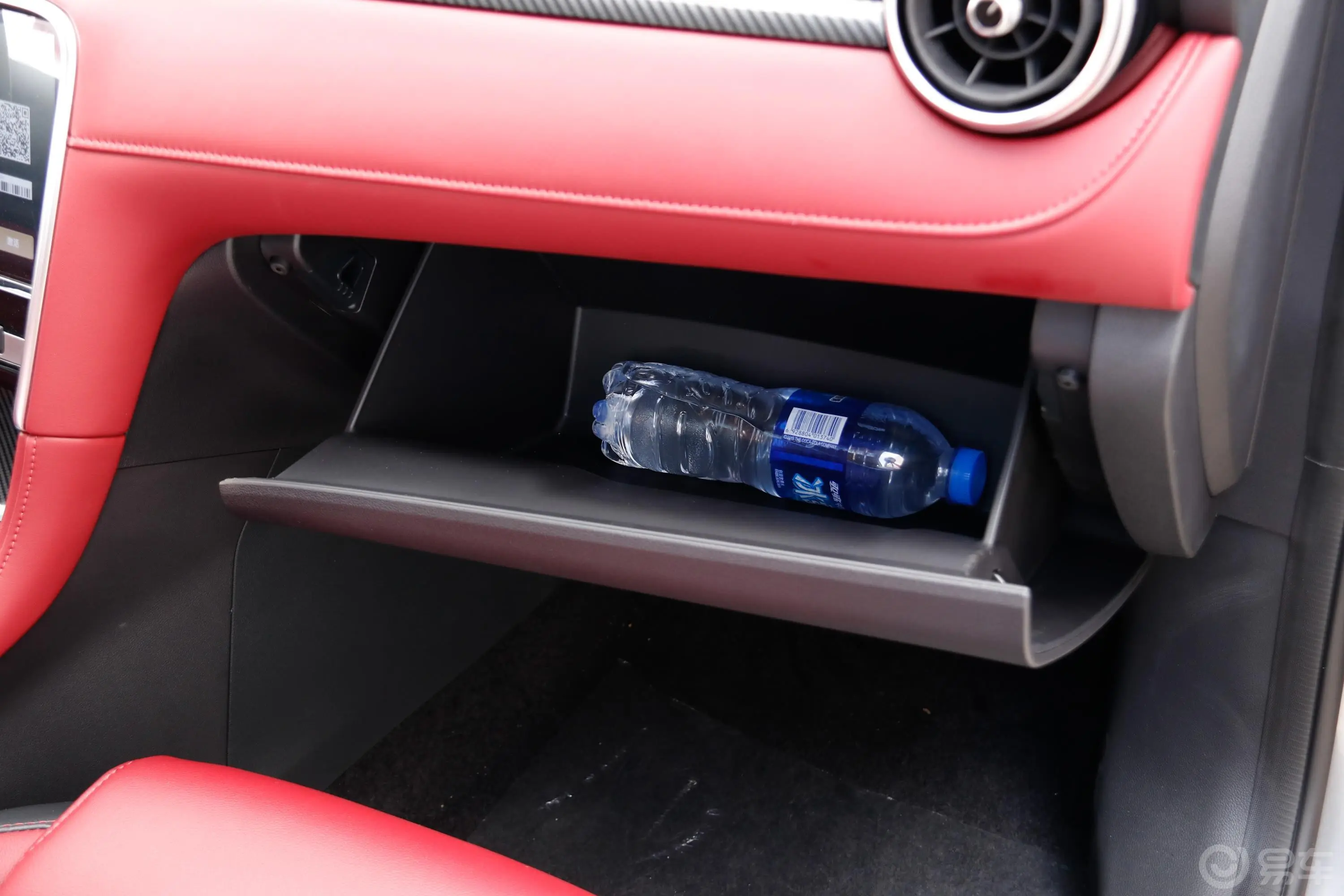 MG620T 双离合 Trophy 尊享互联网版 国VI手套箱空间水瓶横置