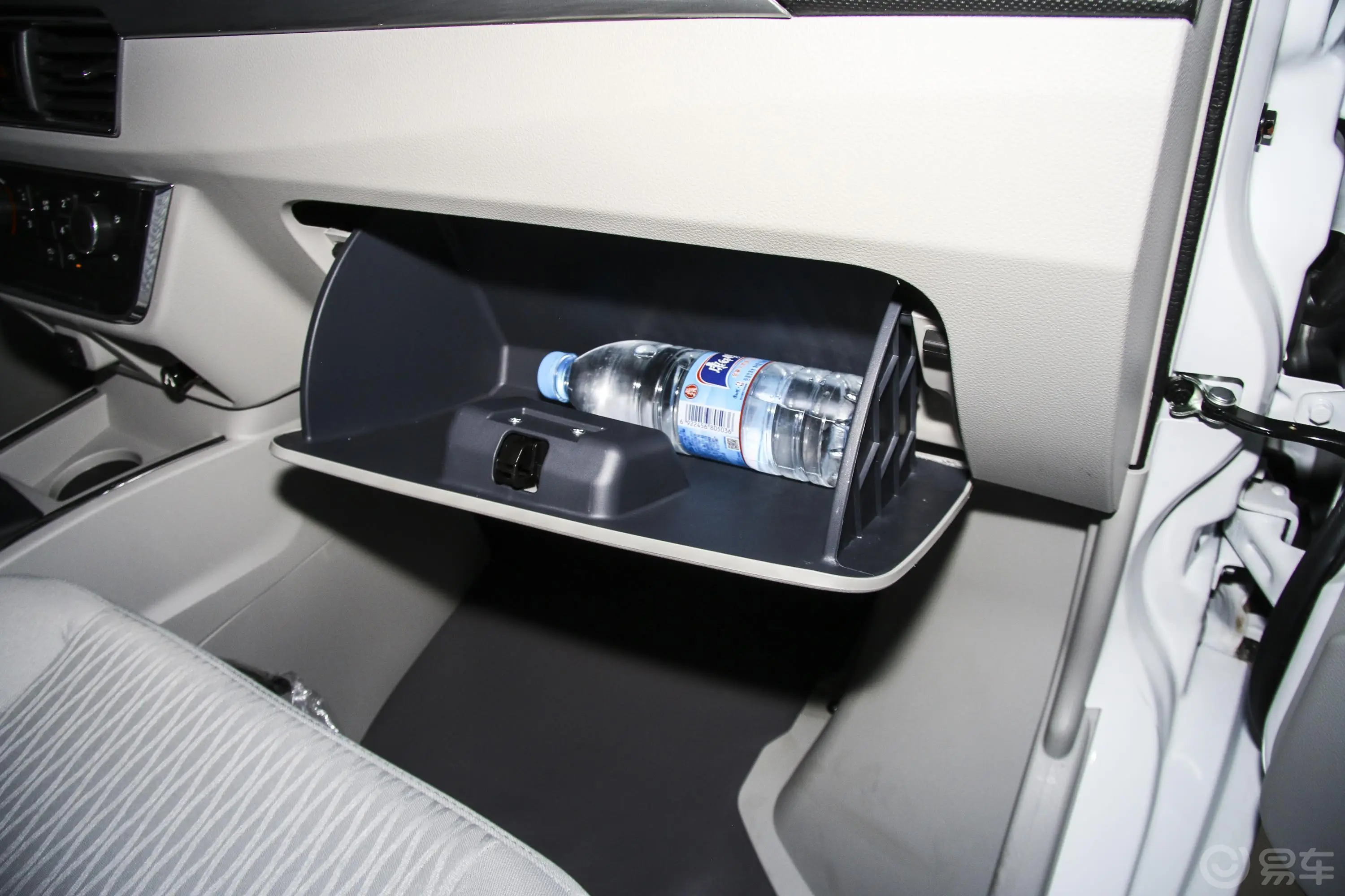新海狮S厢货 1.5L 手动 财富版 国V手套箱空间水瓶横置