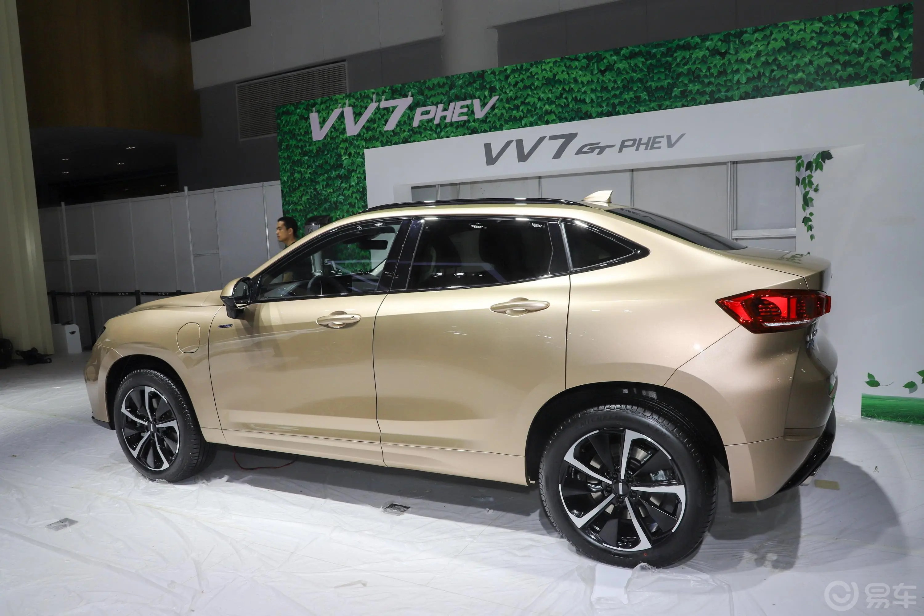 魏牌VV7 GT-PHEV2.0T 双离合 旗舰型正侧车头向右水平