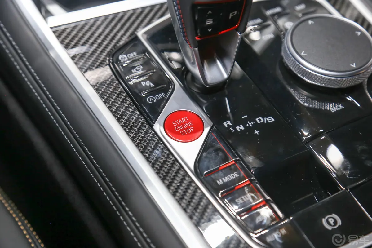 宝马M8M8 双门轿跑车钥匙孔或一键启动按键
