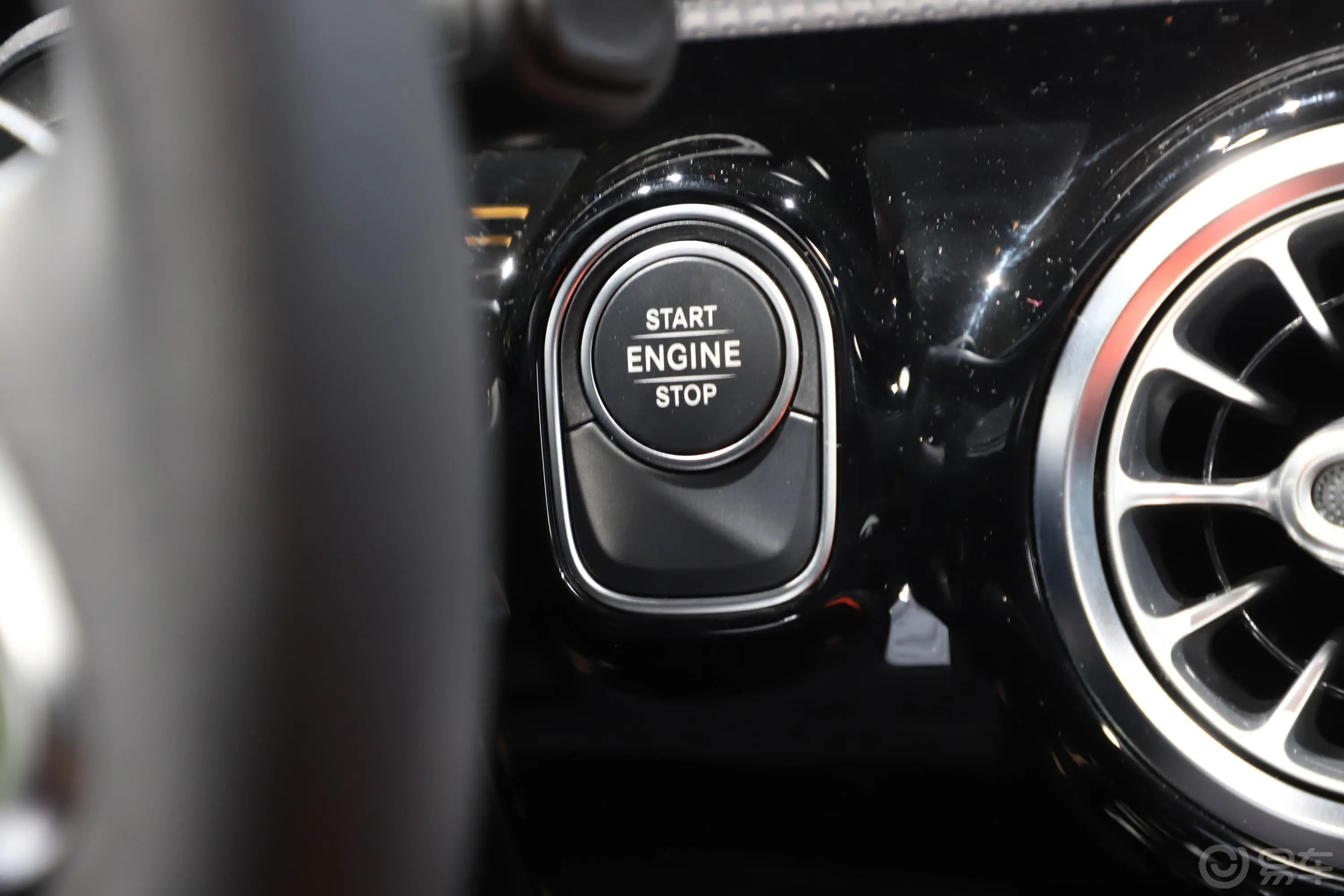 奔驰A级 插电混动(进口)A 250 e钥匙孔或一键启动按键