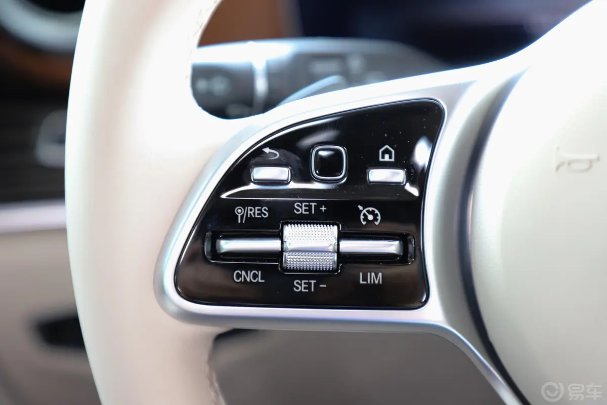 奔驰E级 插电混动(进口)E 300 de 旅行版左侧方向盘功能按键