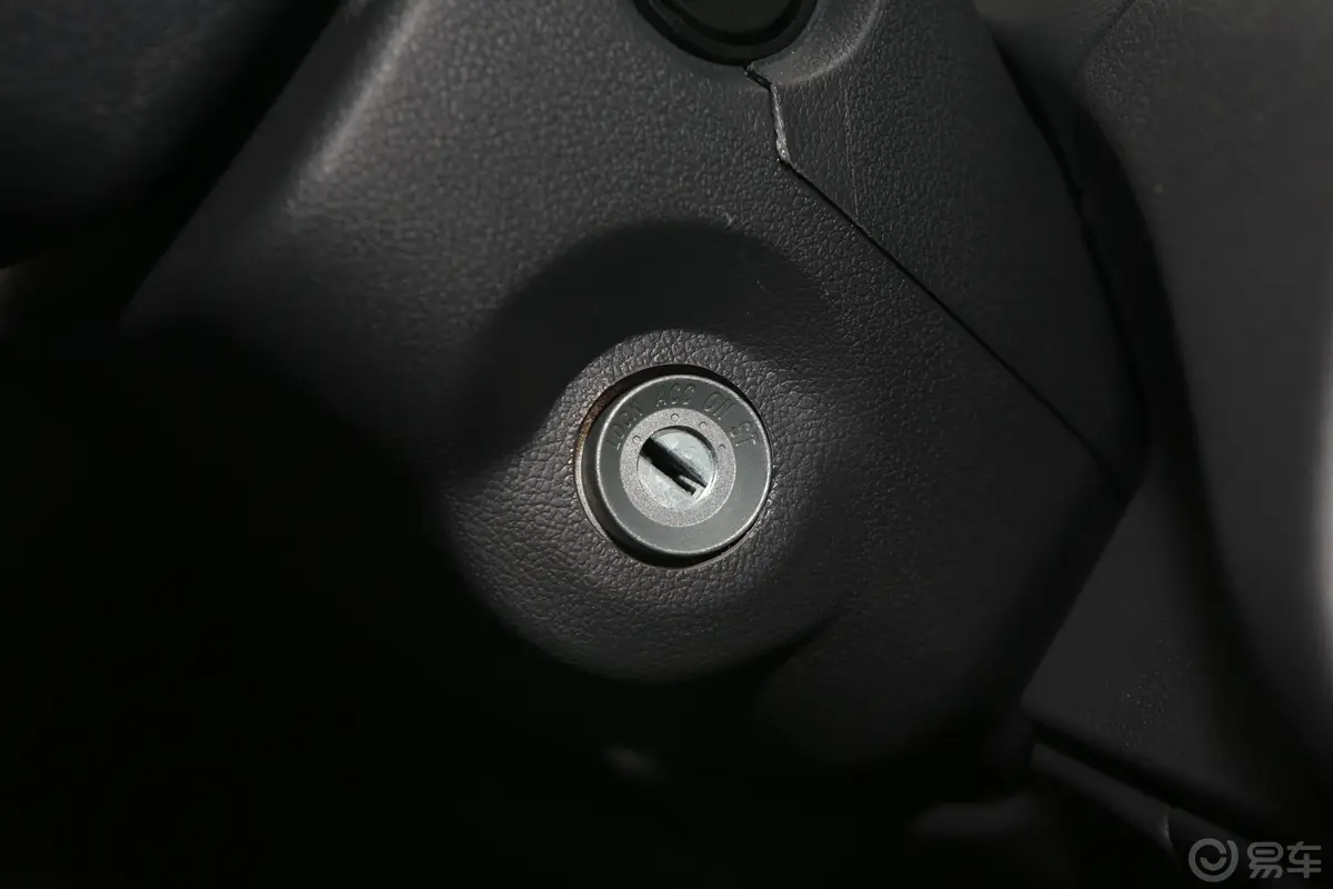 长安星卡1.5L 单排 货车标准版钥匙孔或一键启动按键