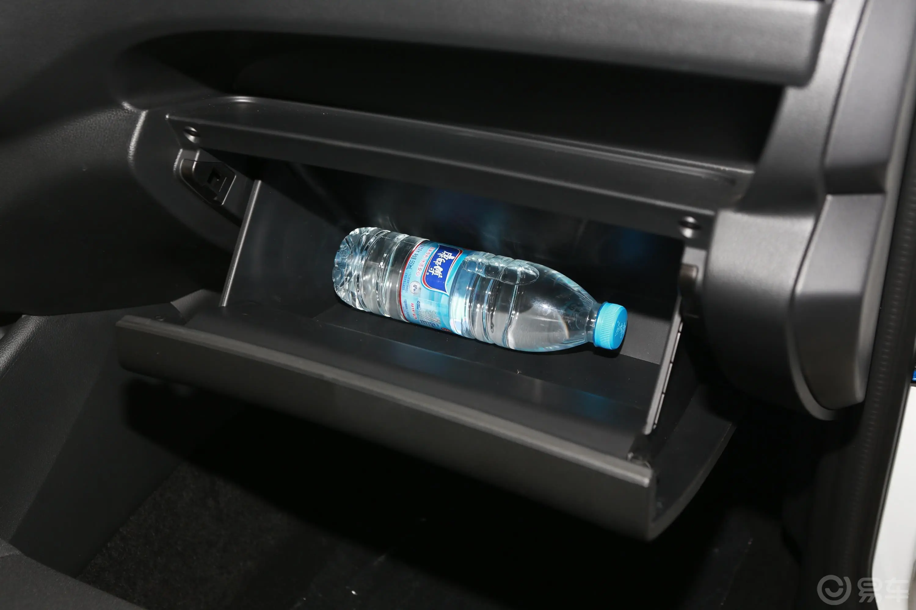 欧诺S欧诺S 1.5L 手动 基本版 国VI手套箱空间水瓶横置