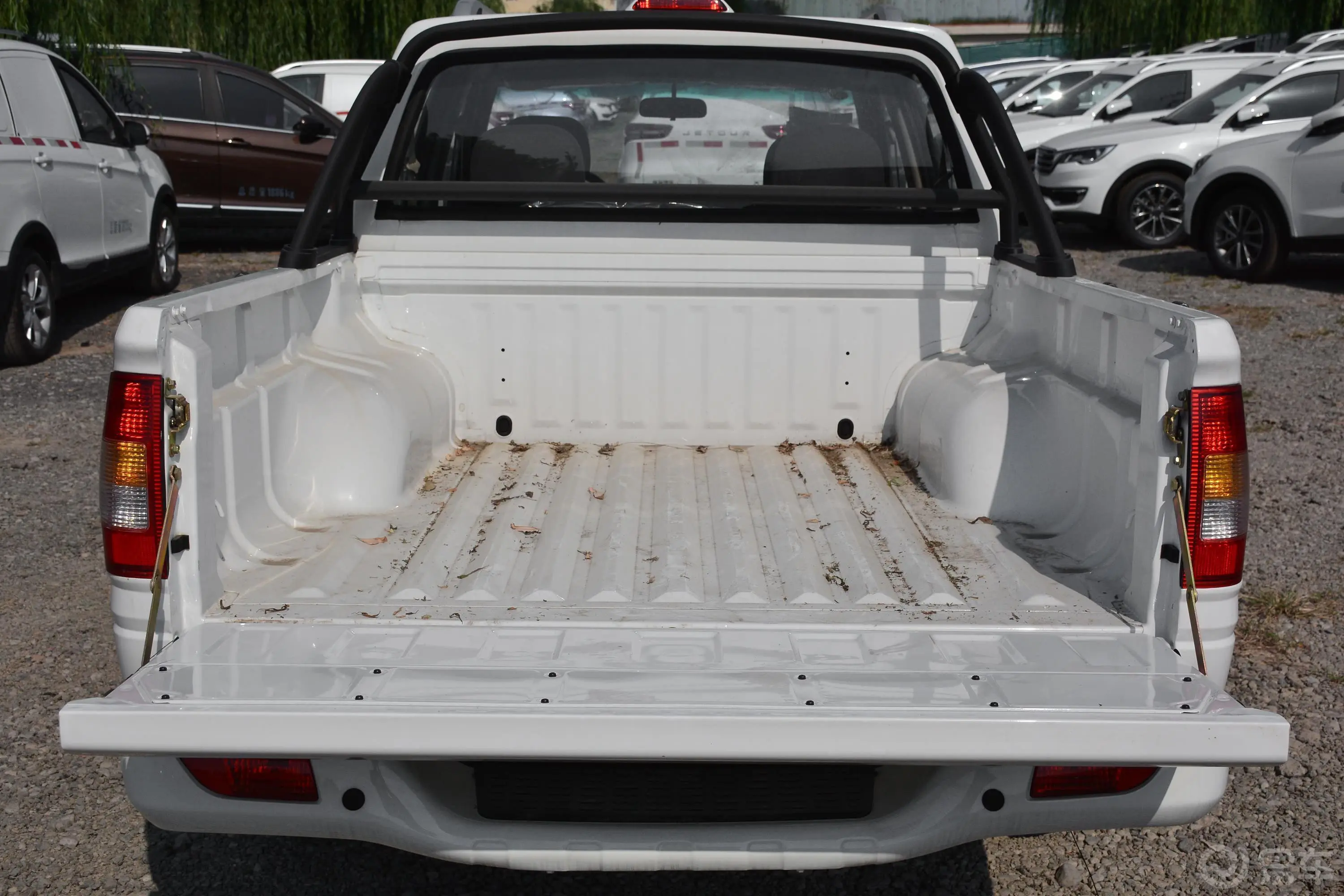 萨普征服者 标箱 2.4L 手动 两驱 舒适版 汽油后备厢空间特写