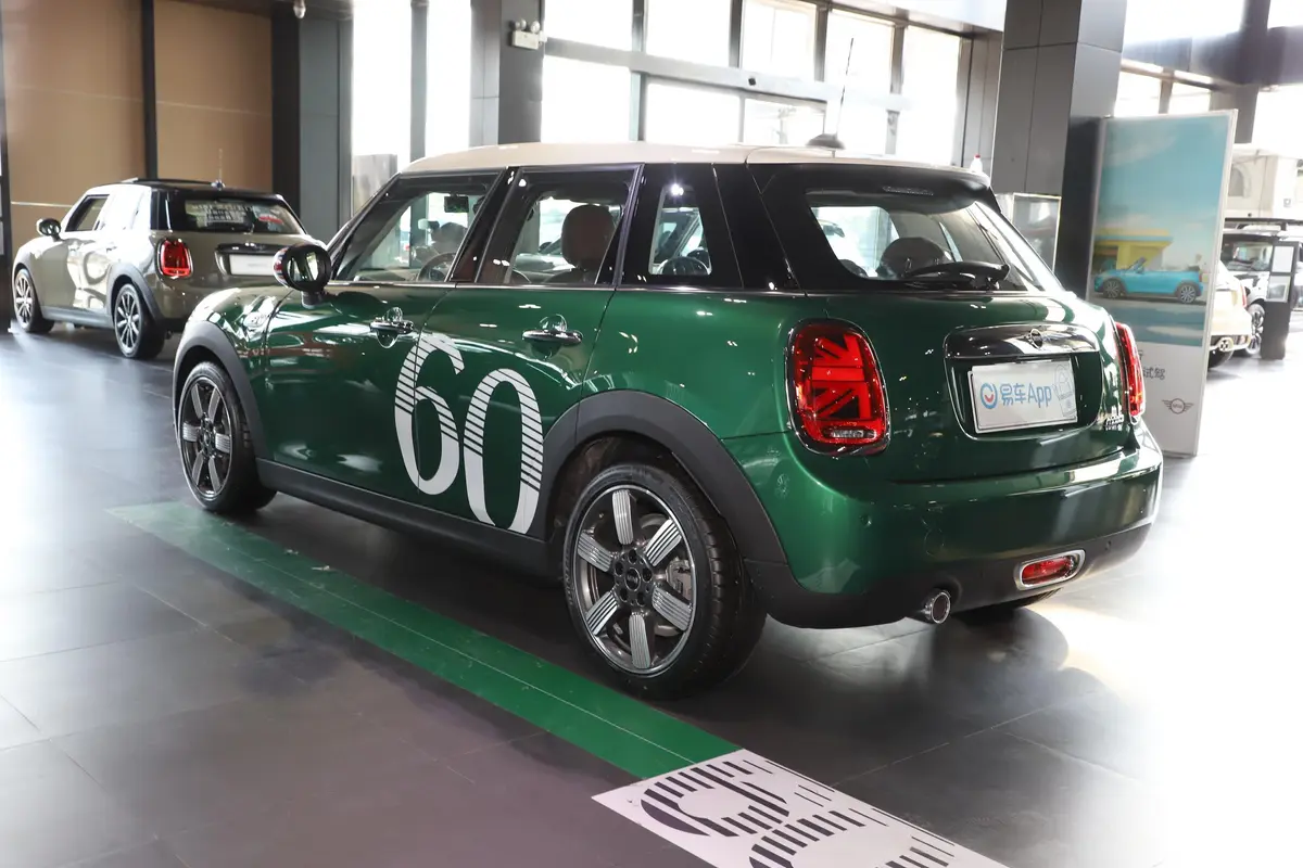 MINI60周年纪念版 1.5T COOPER 双离合 五门版侧后45度车头向左水平