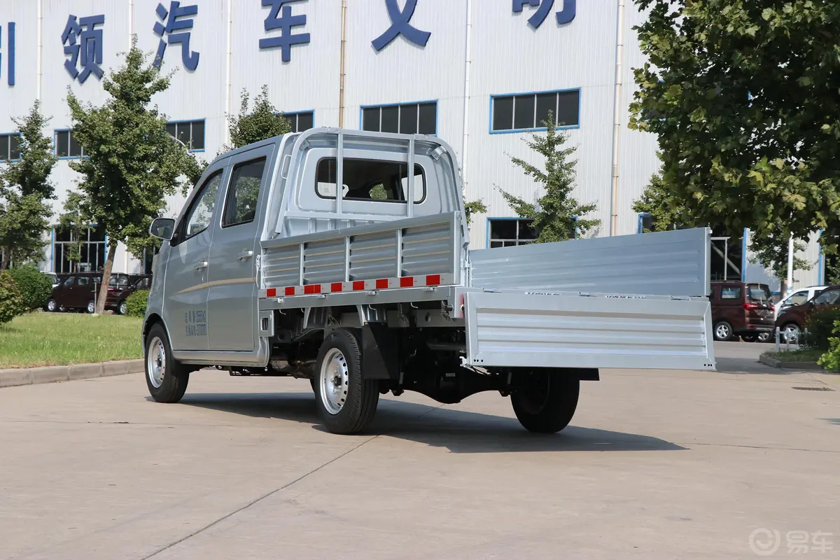 长安星卡L系列1.5L 手动 双排 货车标准型 额载975kg 国V后备厢开启45度侧拍