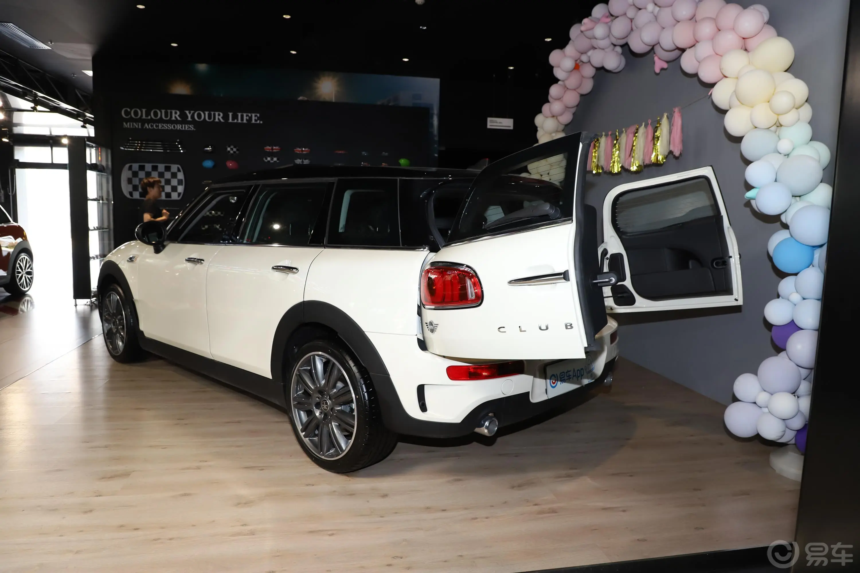 MINI CLUBMAN2.0T COOPER S后备厢开启45度侧拍