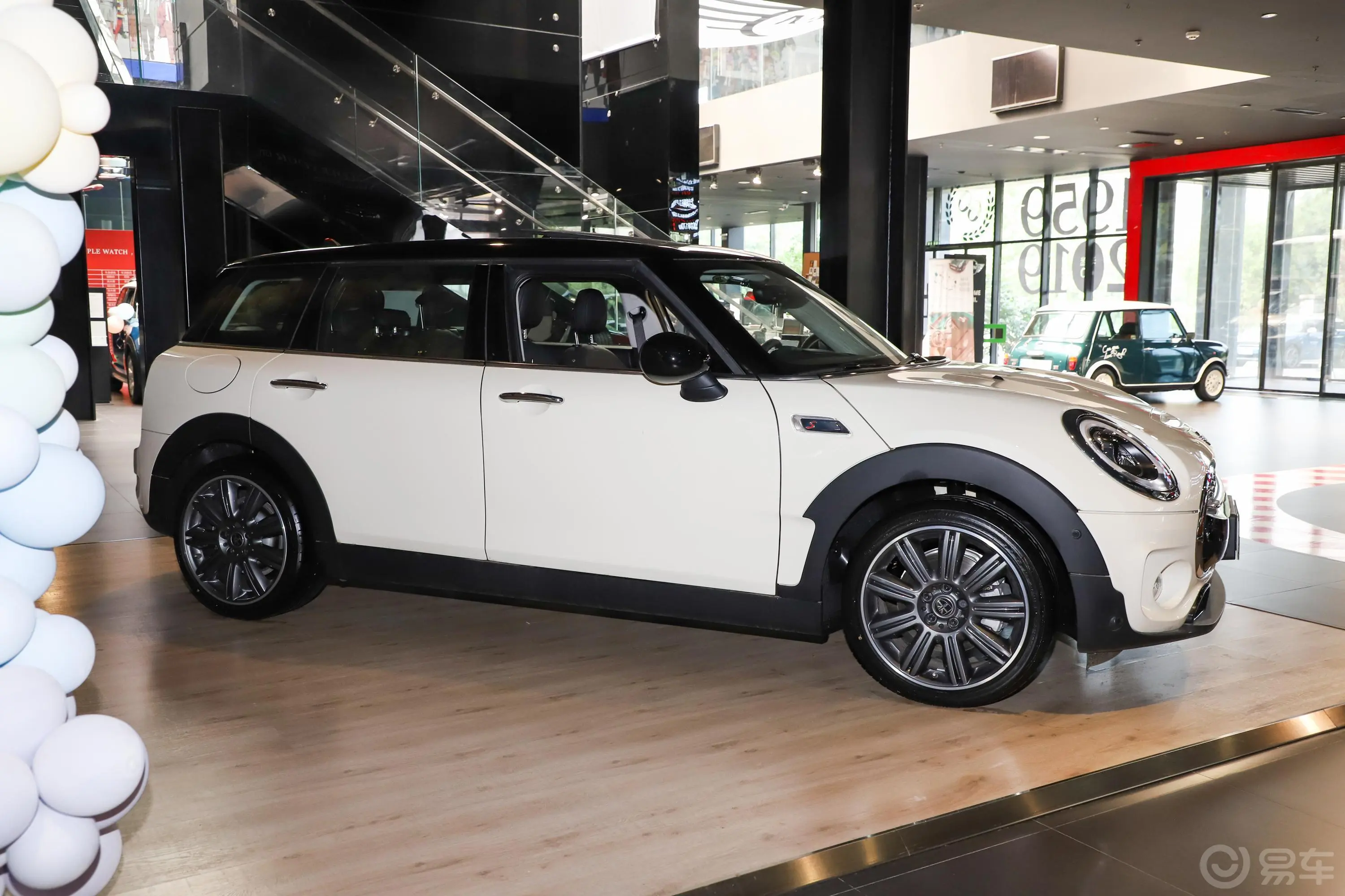 MINI CLUBMAN2.0T COOPER S正侧车头向右水平