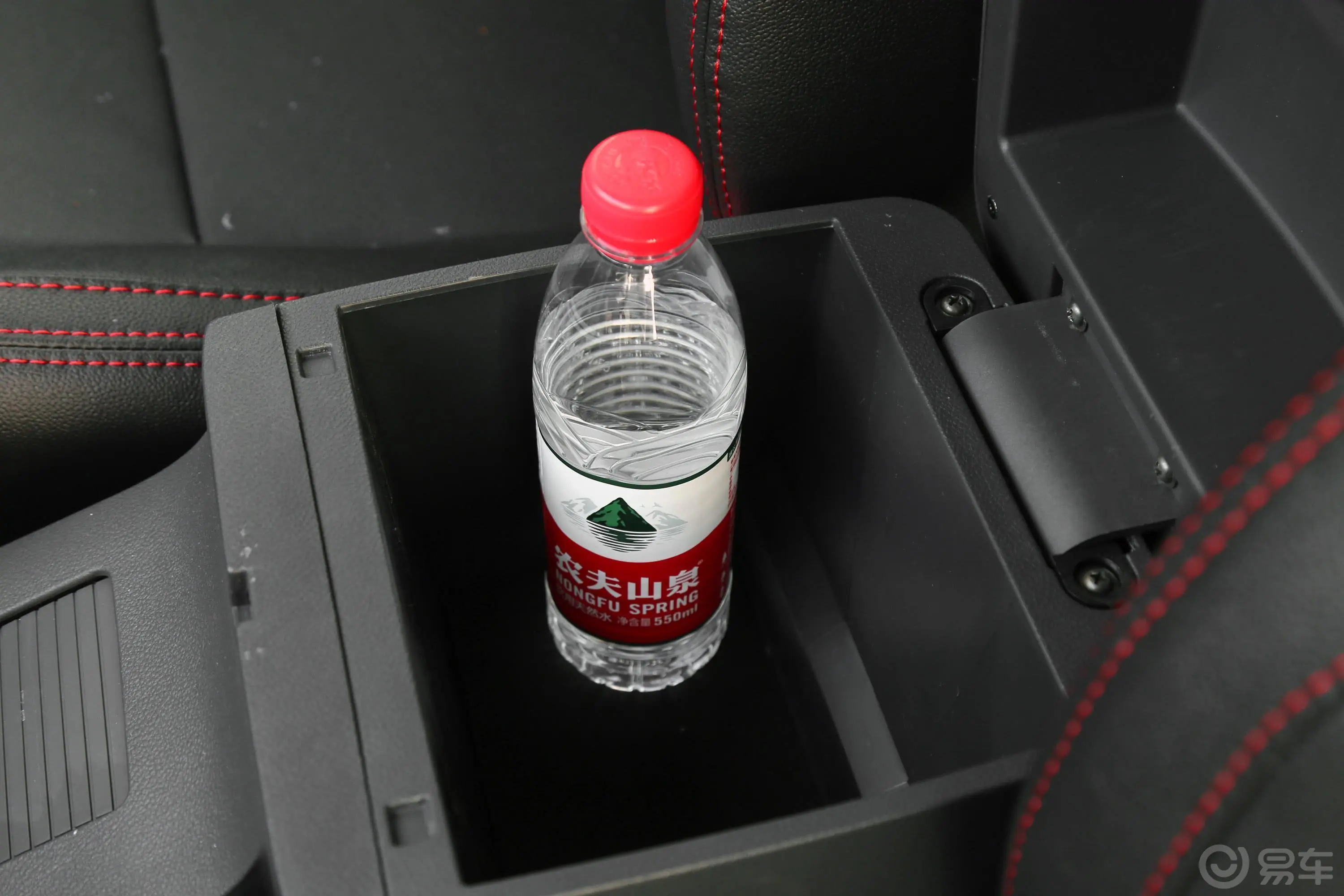 拓陆者E32.4L 手动 两驱 长箱 舒适版 汽油前排扶手箱储物格