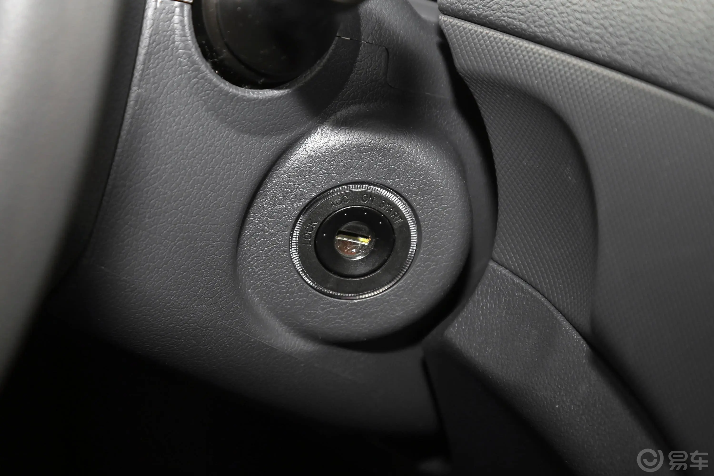 拓陆者E32.4L 手动 两驱 长箱 舒适版 汽油钥匙孔或一键启动按键