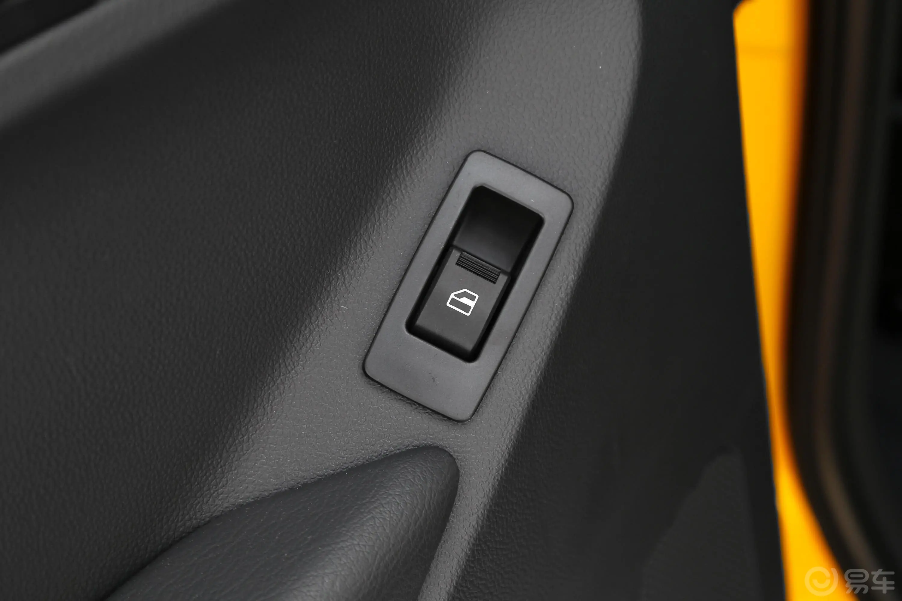 拓陆者E32.4L 手动 两驱 标箱 舒适版 汽油后车窗调节