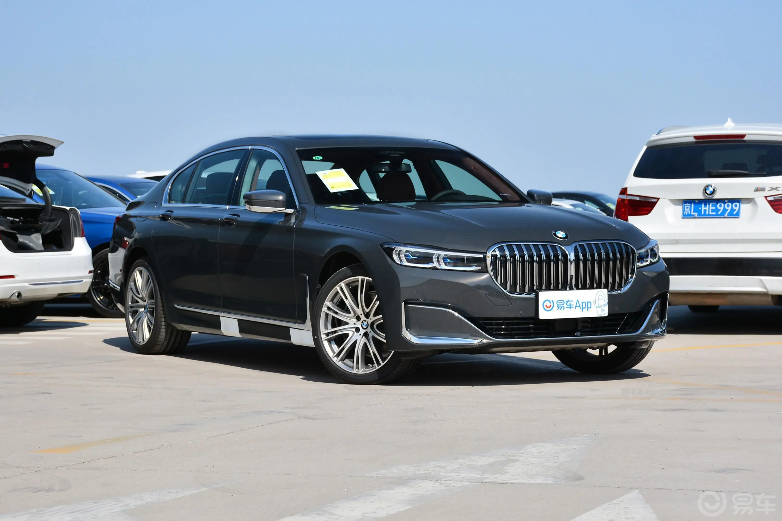 宝马7系740Li xDrive 行政型 豪华套装侧前45度车头向右水平