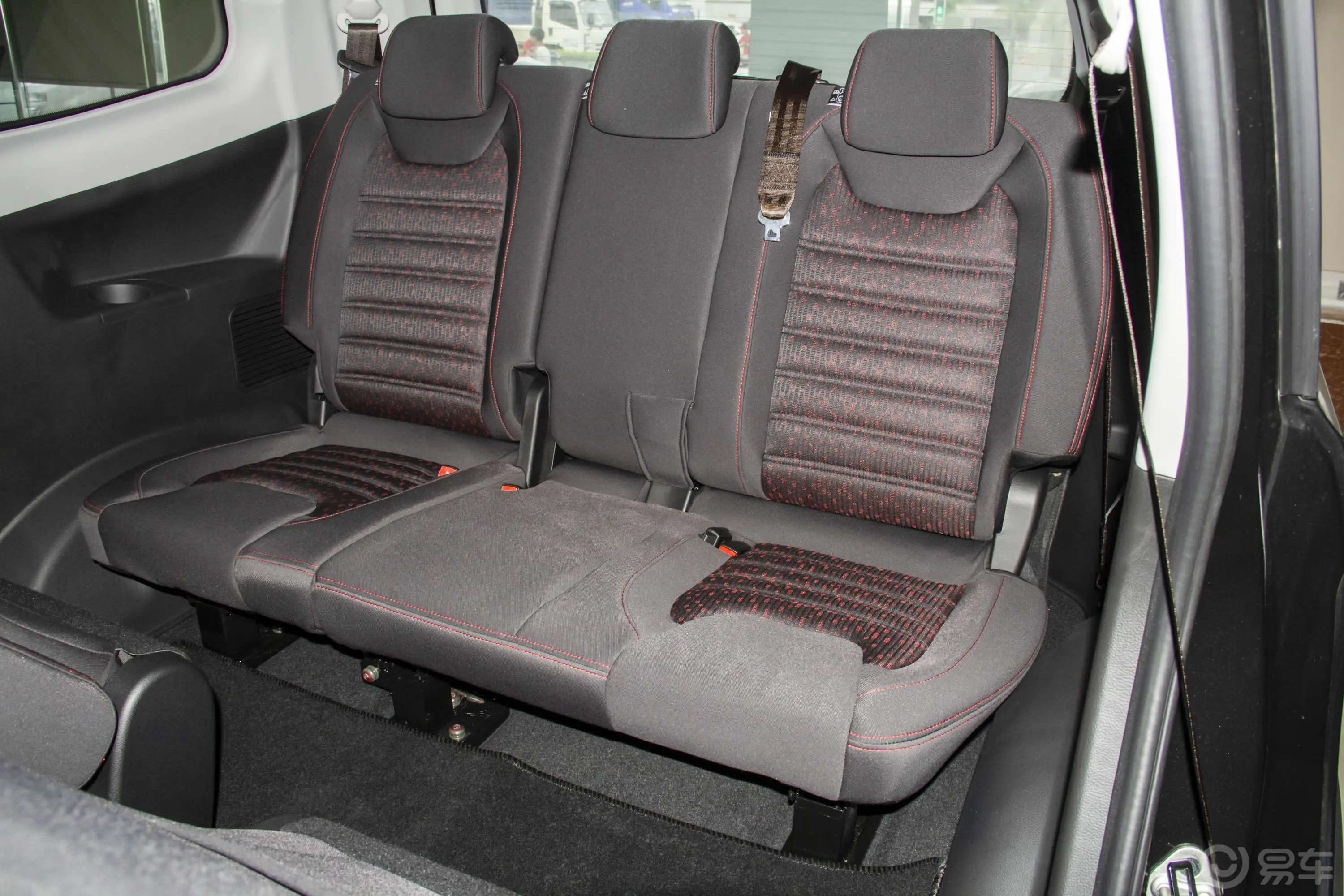 风行SX6改款 1.6L 手动 舒适版 国V第三排座椅