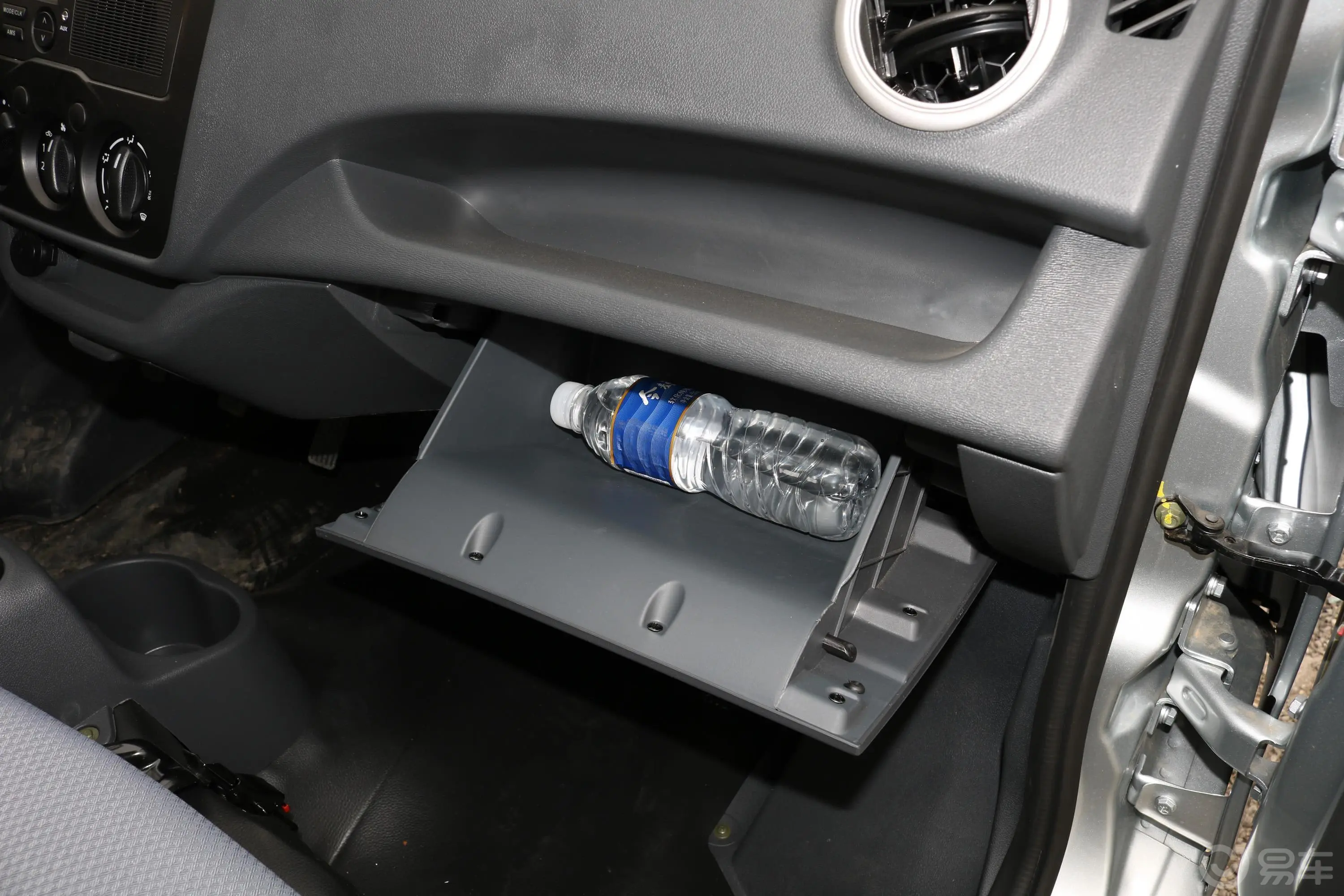 长安星卡1.5L 单排 仓栅车标准版手套箱空间水瓶横置