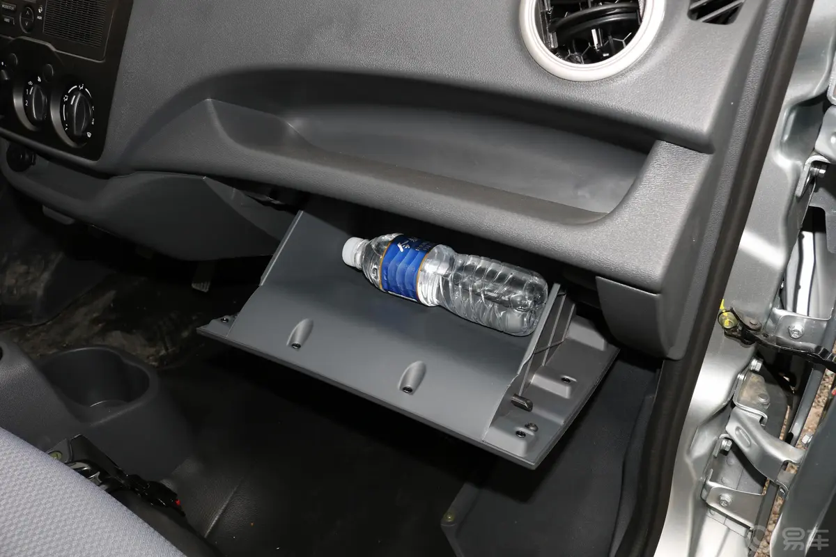 长安星卡1.5L 单排 仓栅车标准版手套箱空间水瓶横置