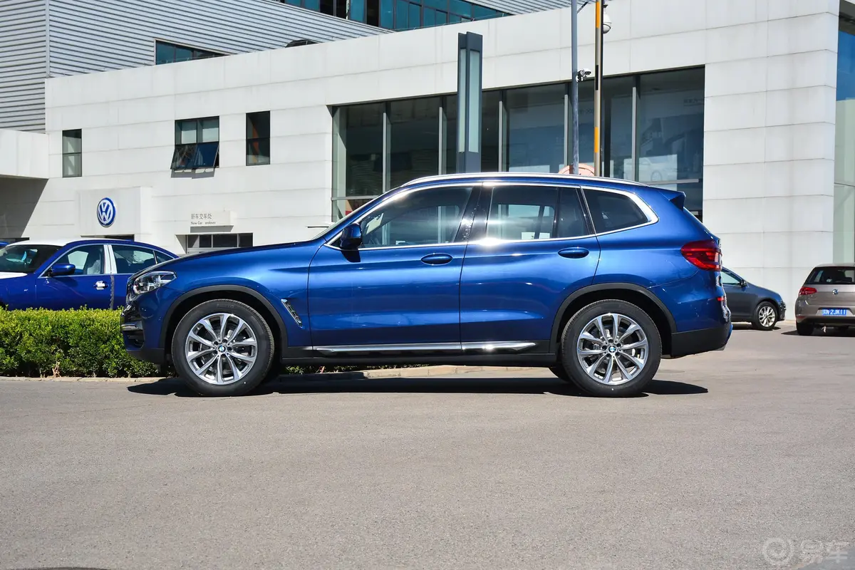 宝马X3xDrive 25i 豪华套装正侧车头向左水平