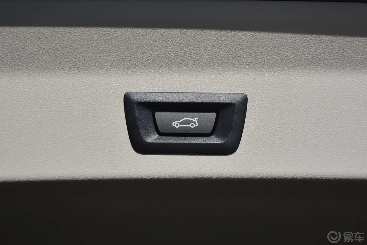 宝马X3xDrive 25i 豪华套装电动尾门按键（手动扶手）