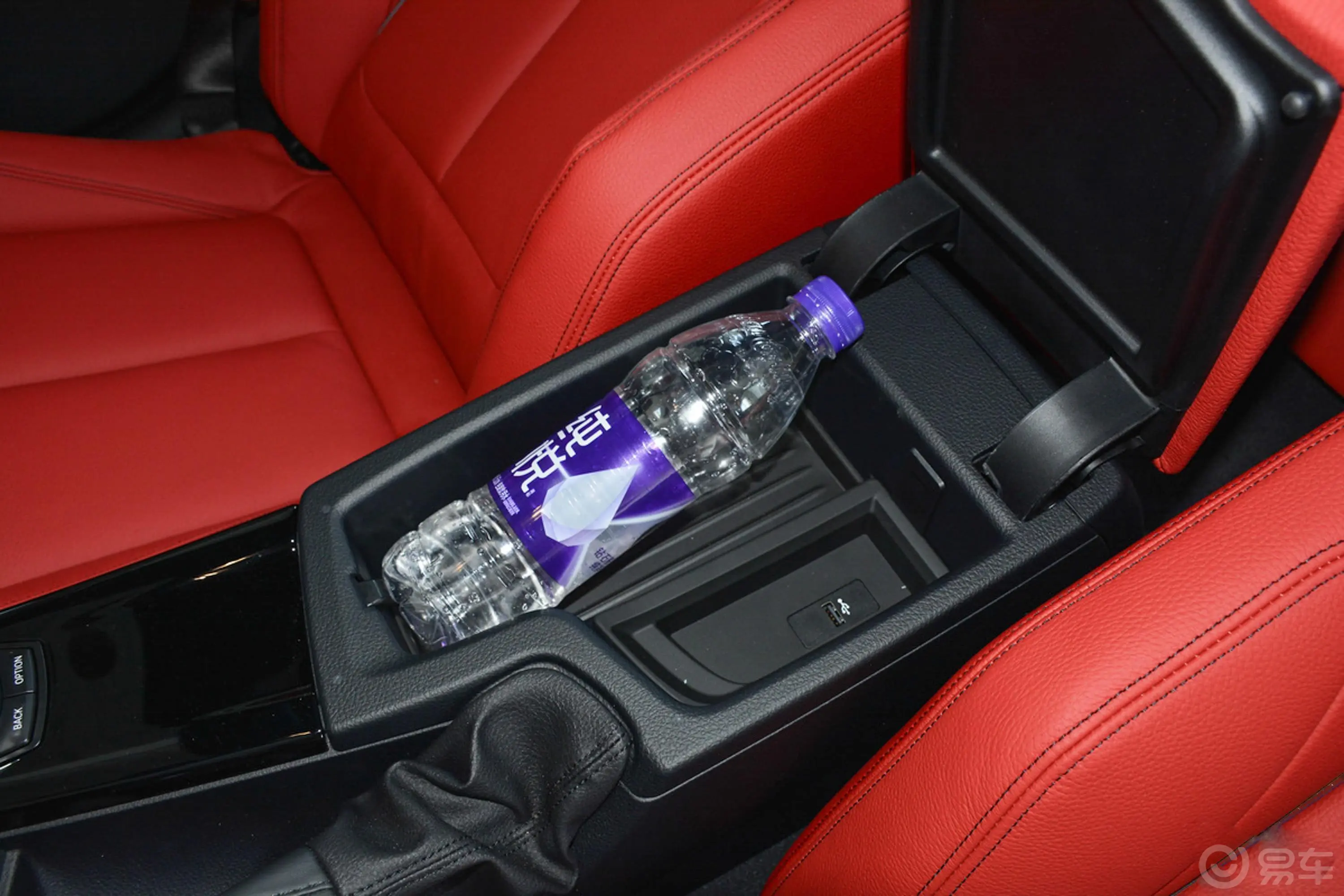 宝马3系GT330i xDrive M运动曜夜版前排扶手箱储物格