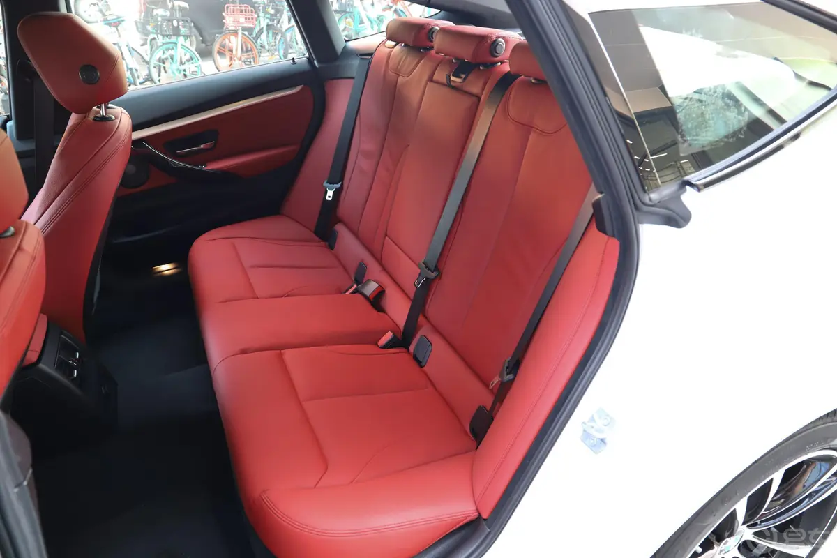 宝马3系GT330i xDrive M运动曜夜版后排座椅