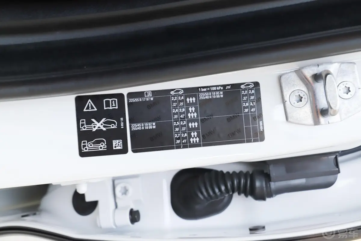 宝马3系GT330i xDrive M运动曜夜版胎压信息铭牌