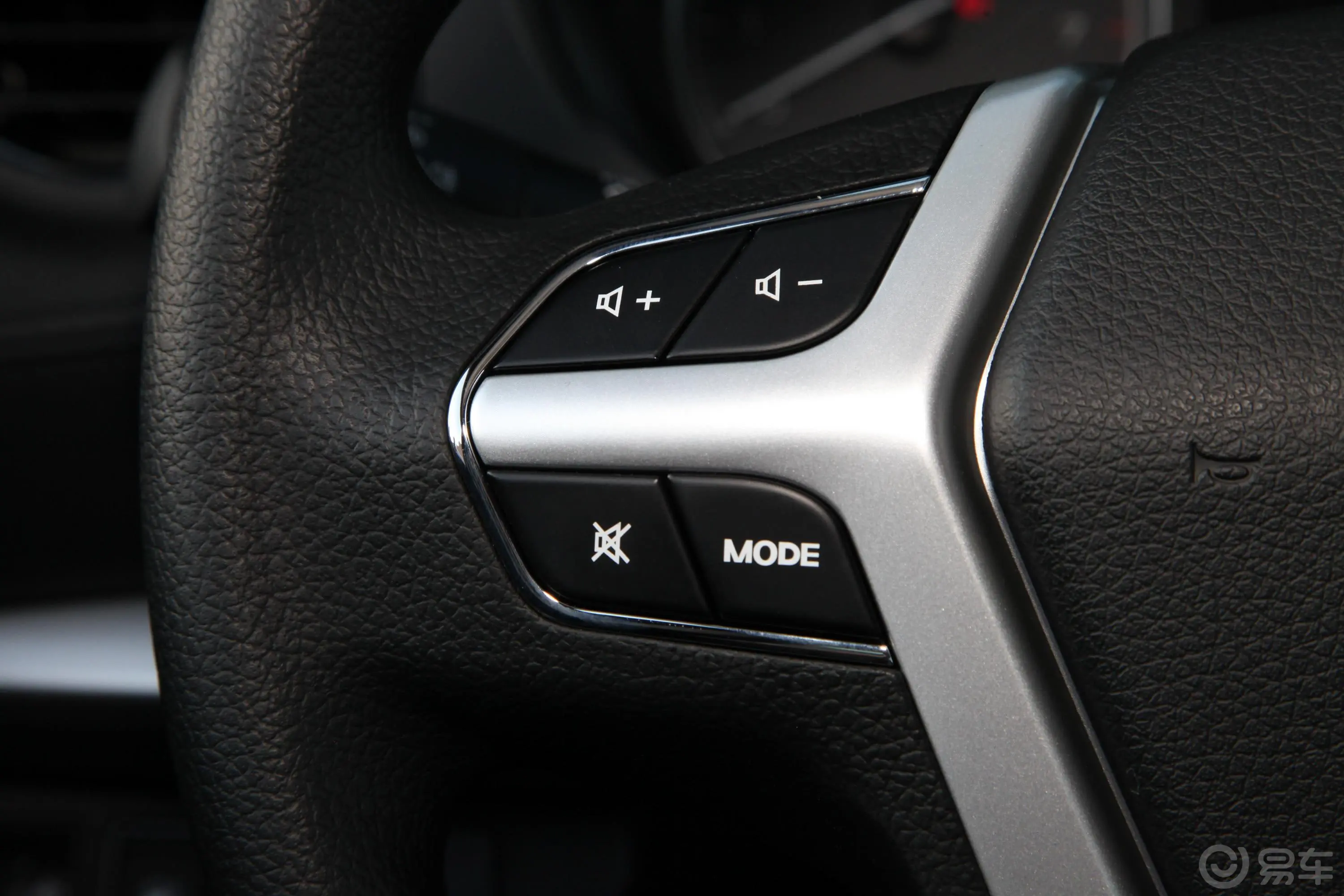 锐骐62.4L 手动 两驱 标准版 汽油 国VI左侧方向盘功能按键
