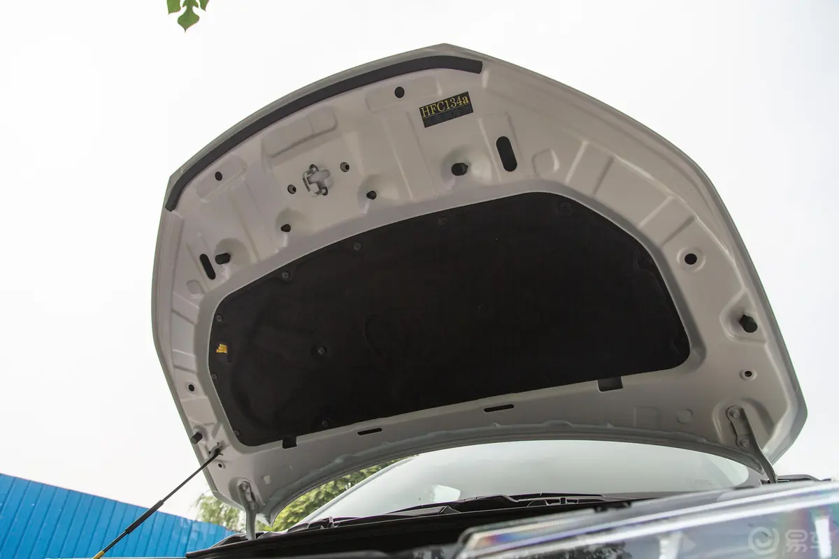 长安CS151.5L 手动 舒适版 国Ⅵ发动机舱盖内侧