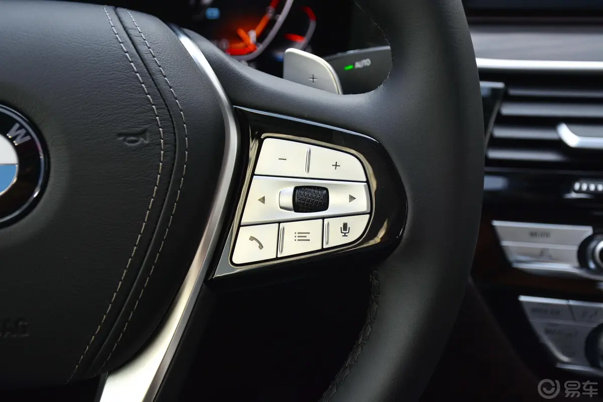 宝马5系530Li xDrive 豪华套装右侧方向盘功能按键